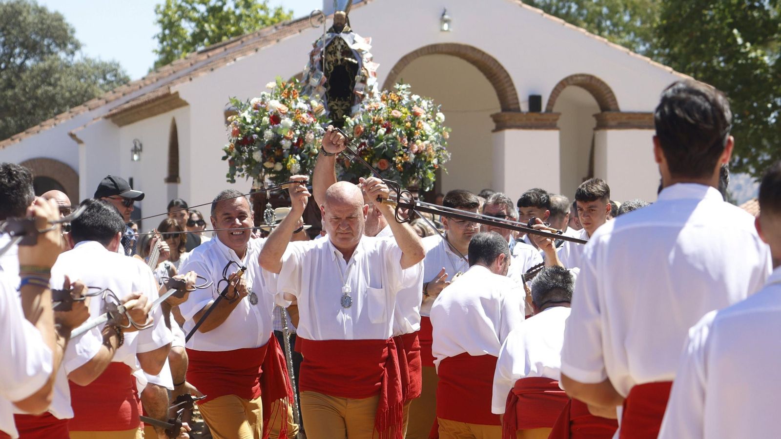 Danza de las Espadas delante de san Benito Abad, en Obejo.