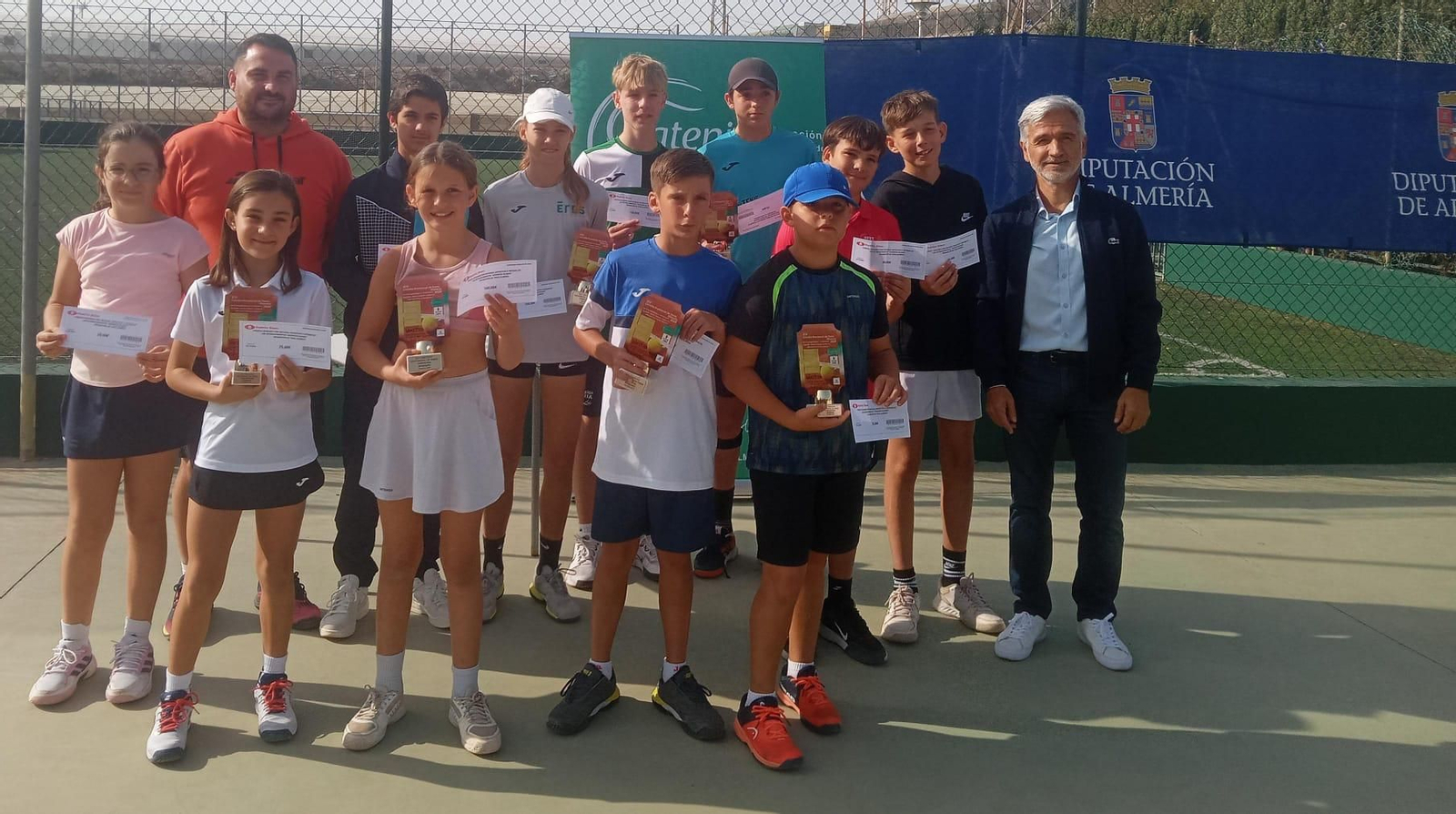 Foto de grupo con los distintos ganadores del Circuito Provincial de Tenis de Almería.