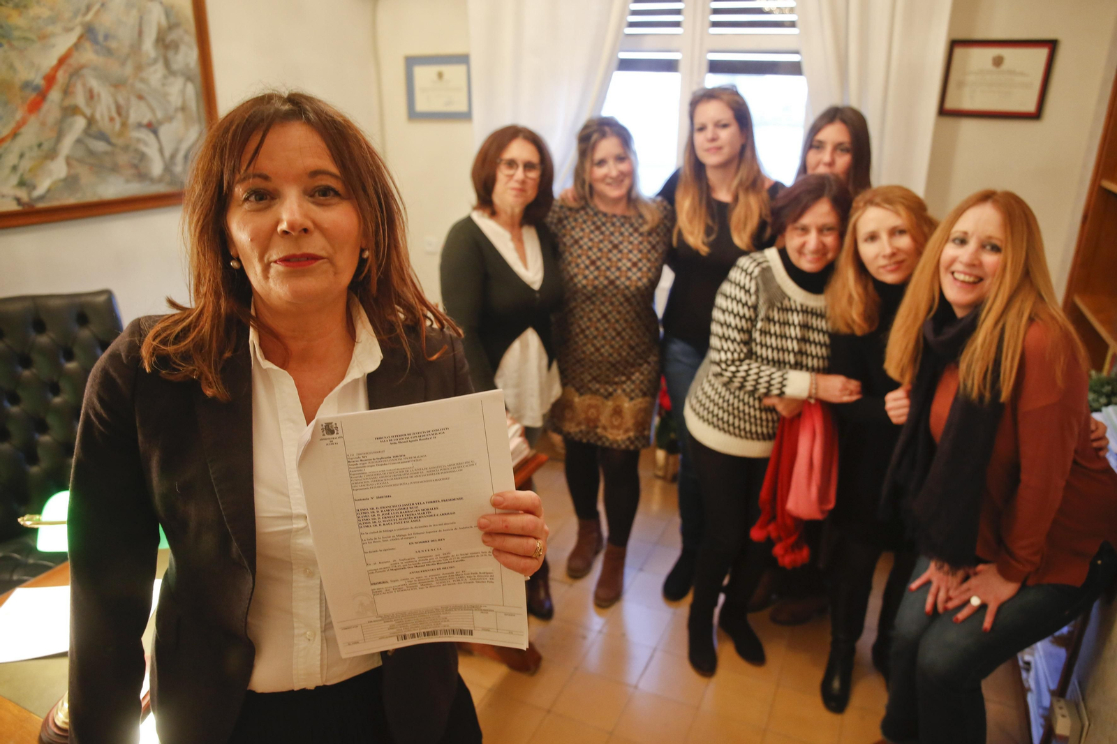 Monitoras de educación especial con la abogada María José Pardo, en su despacho.