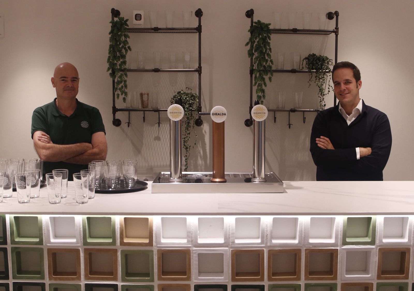 Boris de Mesones, a la izquierda, y Fernando Olalla, en la sala de catas de la fábrica de Gran Vía.