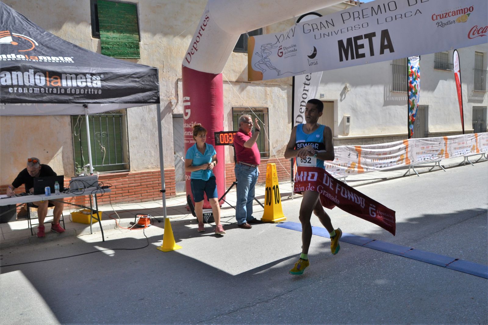 Manuel Santiago en el momento de su llegada a meta.