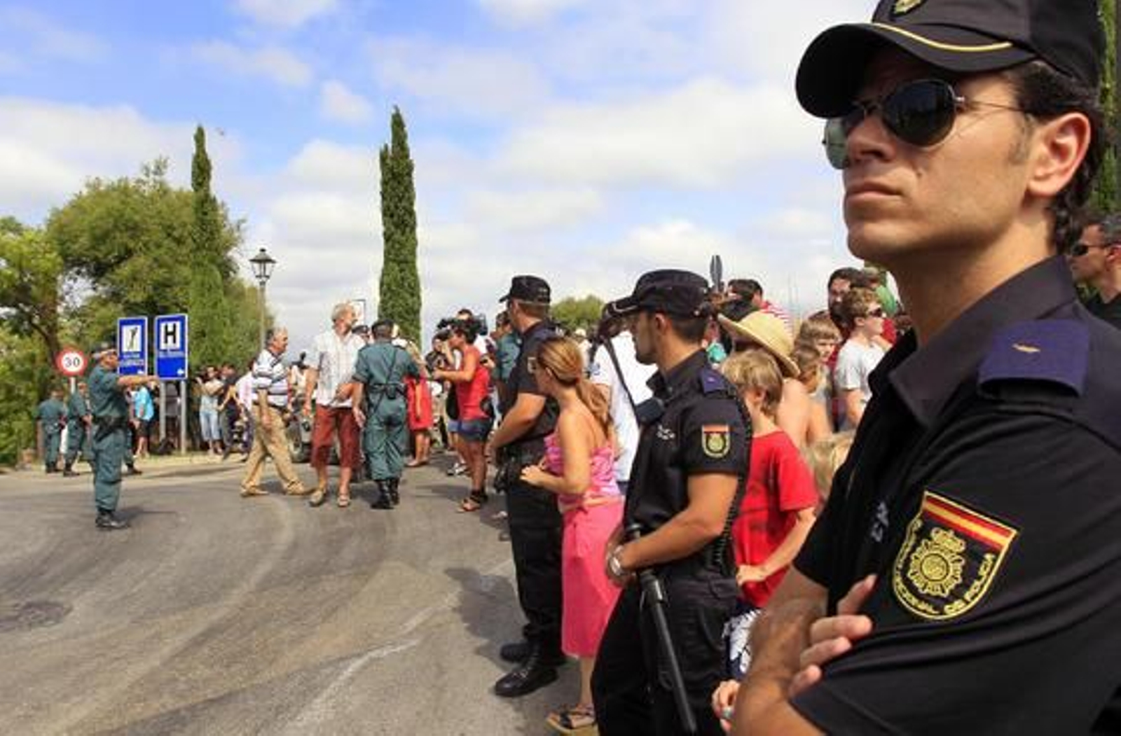 Prensa y transeúntes a la espera de la llegada de Michelle Obama al hotel Villa Padierna./Sergio Camacho