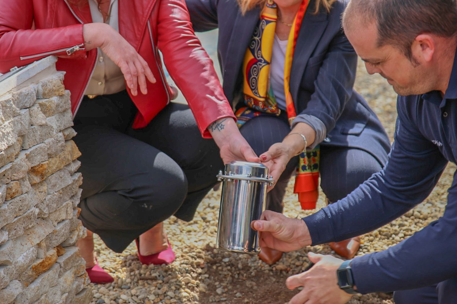 Las imágenes de la plantación de un olivo y el entierro de una cápsula del tiempo