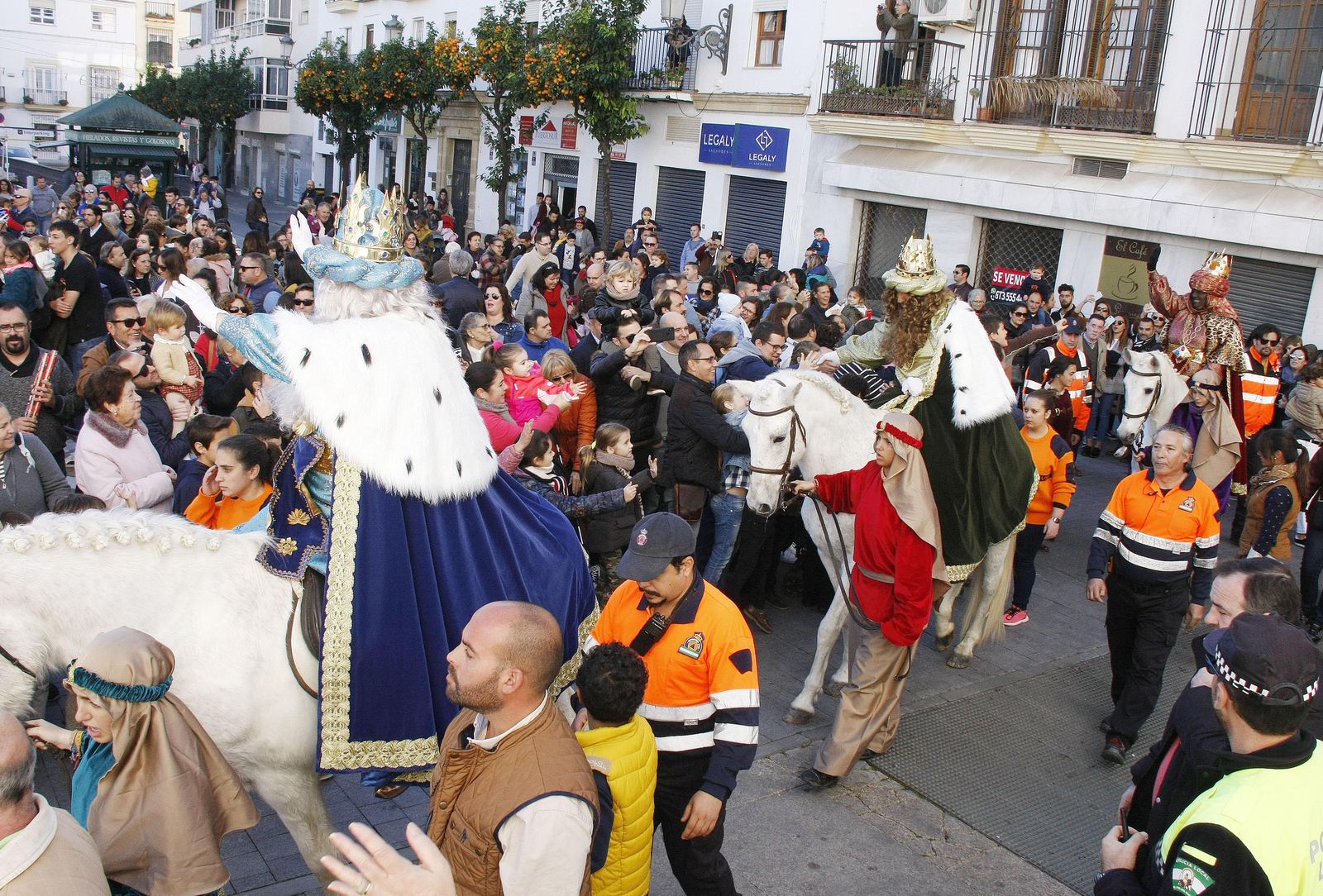 Imagen de los tres Reyes a su llegada a la plaza Isaac Peral, donde se puede ver la gran cantidad de personas que esperaban al Cortejo Real.