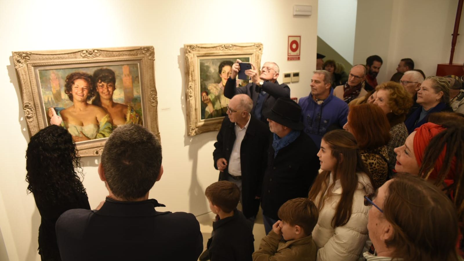 El público observa las nuevas obras en la pinacoteca.