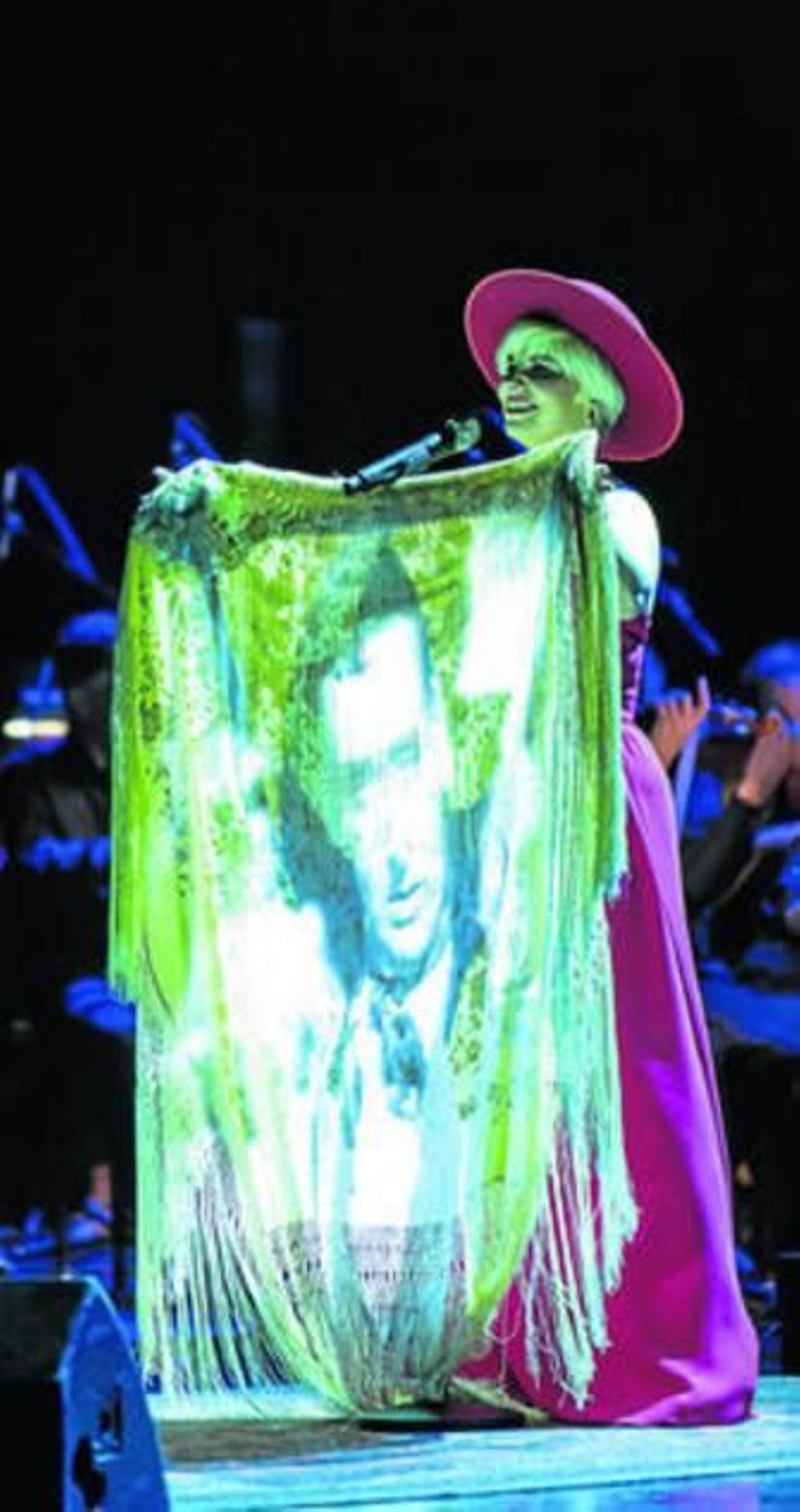 Momento en el que se proyecta la imagen de Carlos Cano en el mantón de Pasión Vega. Momento en el que se proyecta la imagen de Carlos Cano en el mantón de Pasión Vega.