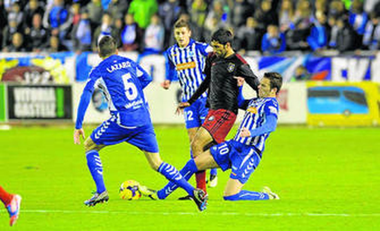 Menosse, rodeado de rivales en el partido en Vitoria de la pasada campaña.