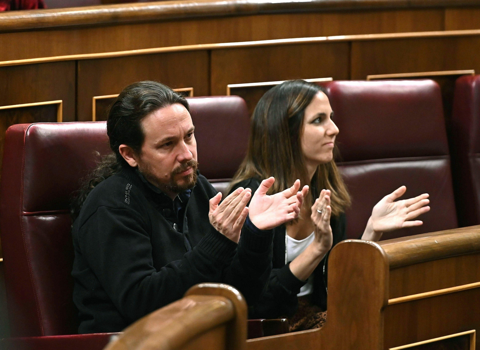 El líder de Unidas Podemos, Pablo Iglesias, y su compañera, Ione Belarra durante el pleno del Congreso que se celebra este martes en la Cámara Baja.