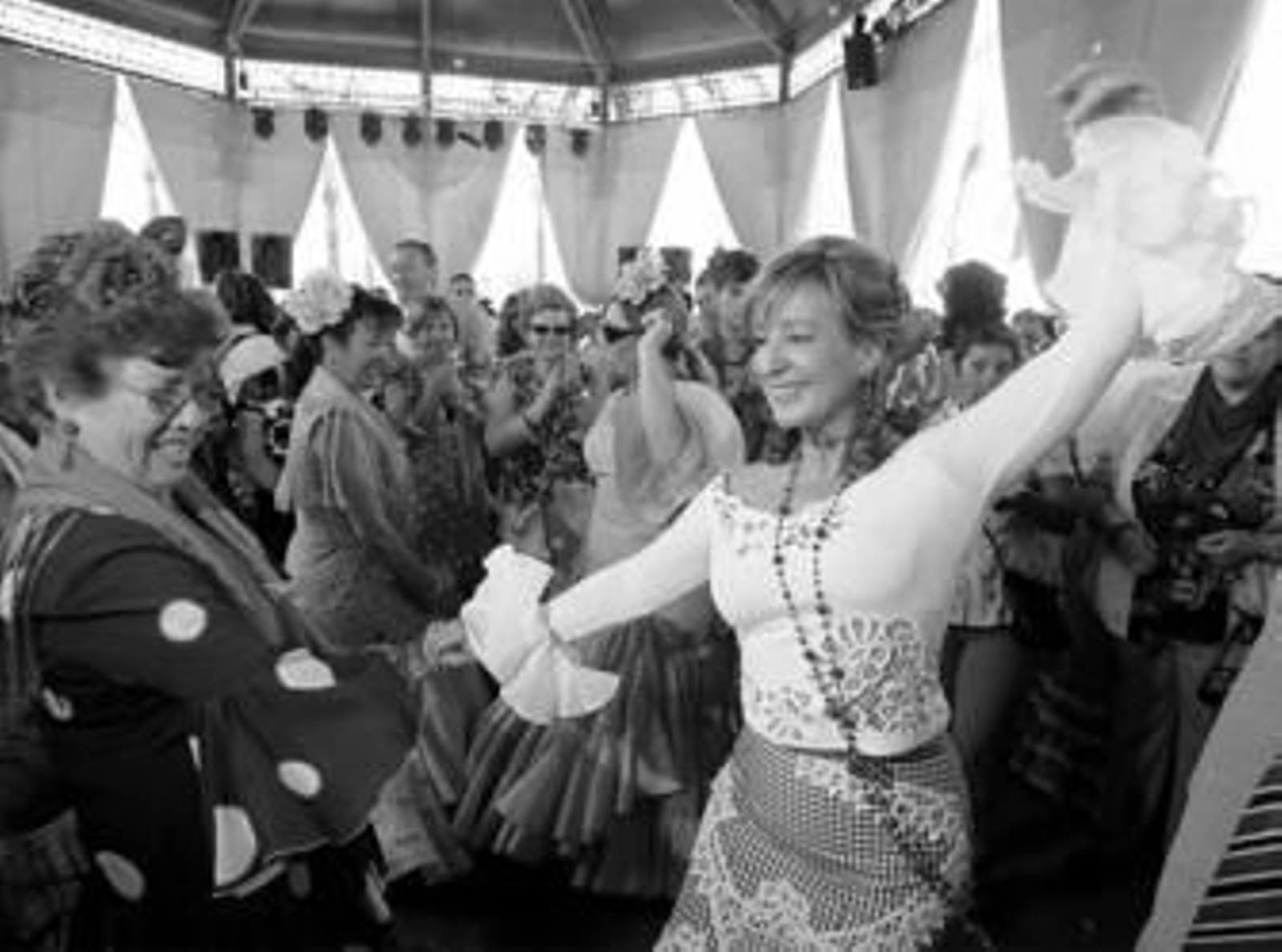 La alcaldesa baila, ayer en el templete municipal, unas sevillanas.