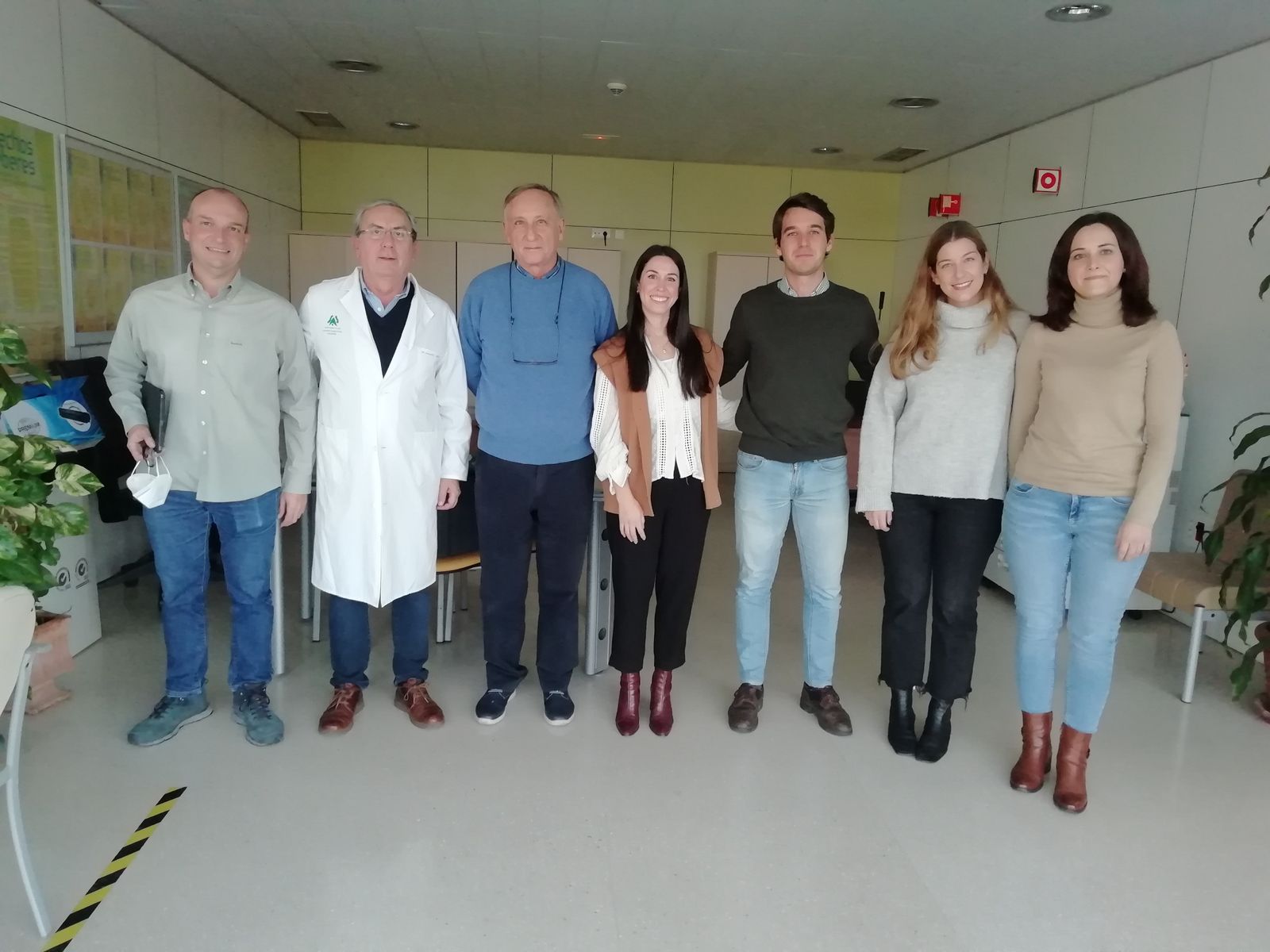 Equipo de investigación que trabaja en el ensayo.