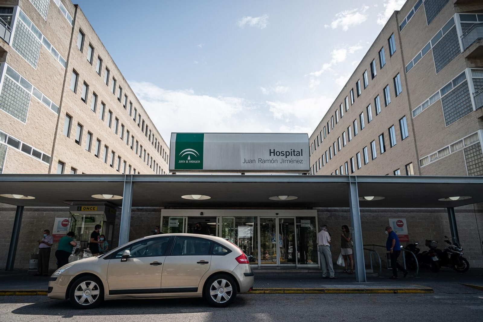 Puerta principal del hospital Juan Ramón Jiménez.