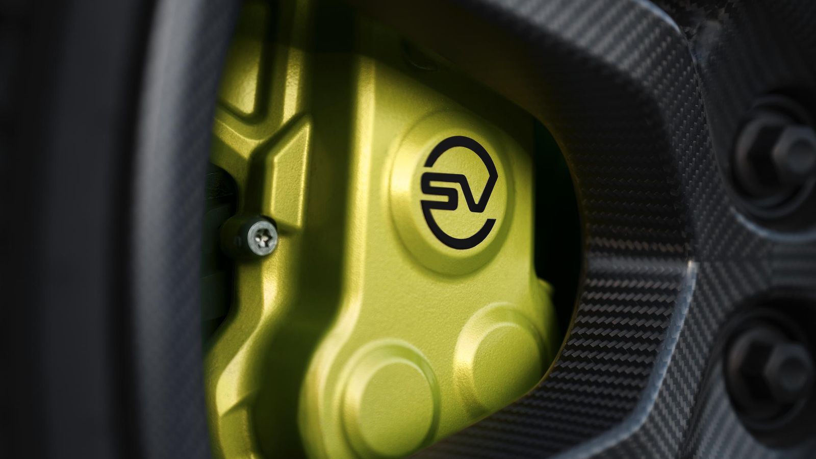 Los frenos carbonocerámicos Brembo son una ligera y potente opción que, por primera vez, estrena un Range. Tienen pinzas de ocho pistones.