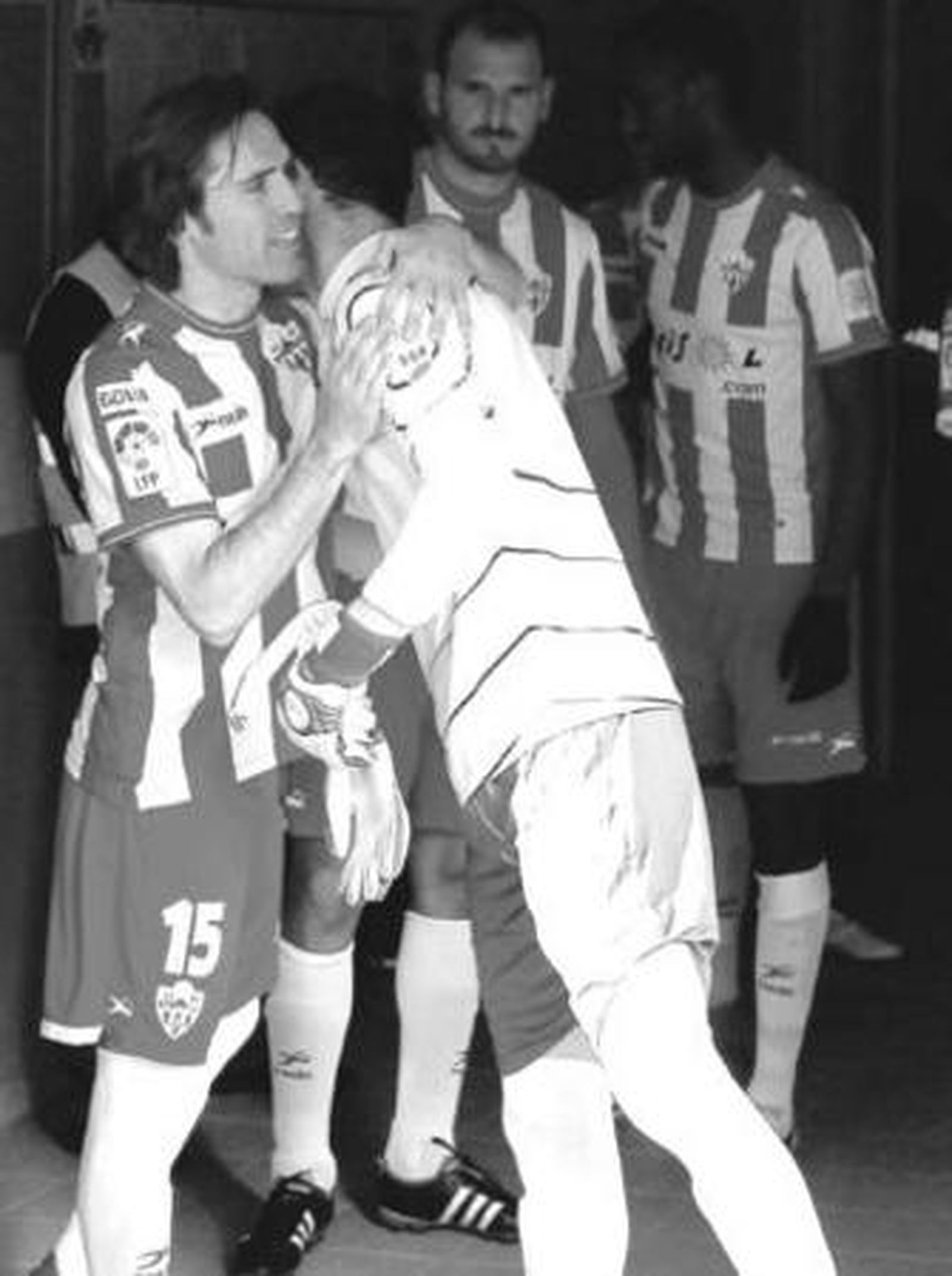 Corona, capitán en Santo Domingo, saluda al meta del Alcorcón.