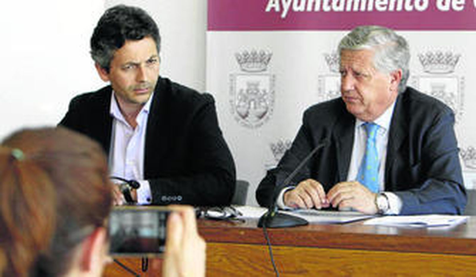 Ernesto Marín con el portavoz del gobierno municipal, Andrés Núñez, ayer en el Ayuntamiento.
