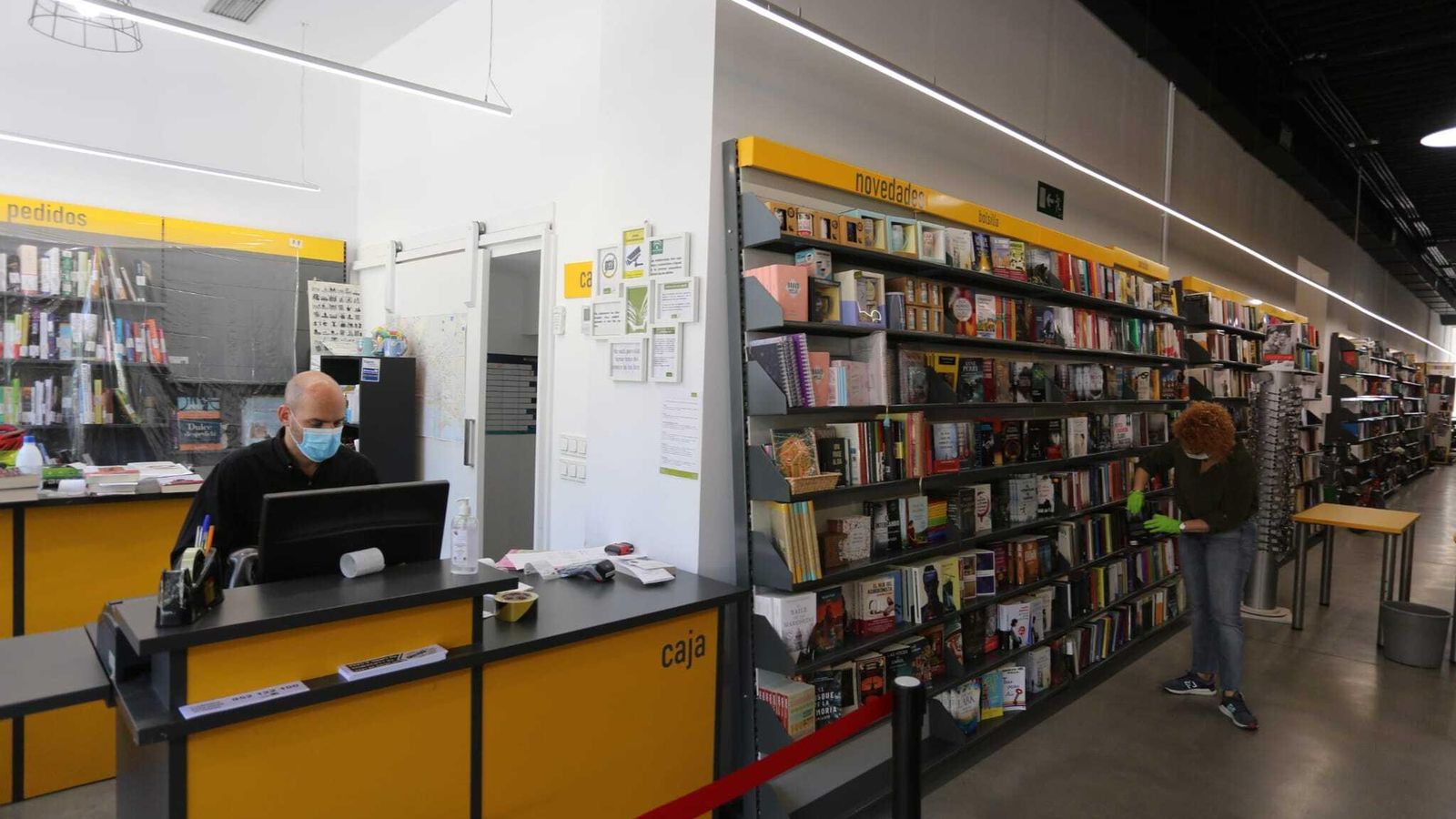 Trabajadores de Luces, este lunes, en la librería.