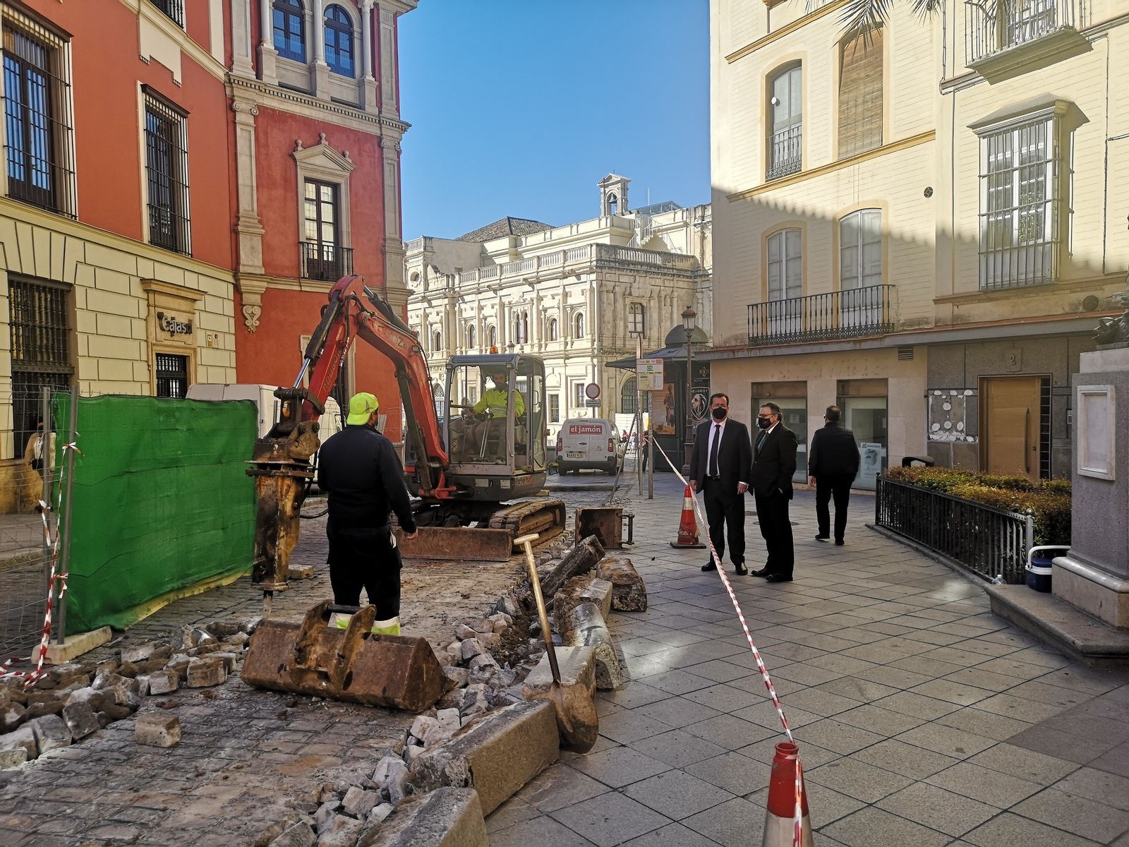 El delegado del Casco Antiguo, Juan Carlos Cabrera, durante una visita a las obras.