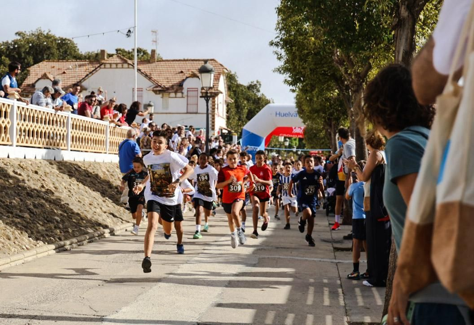 Imágenes de la 'II Milla Británica' en el Barrio Obrero con motivo de la Feria del Legado Británico