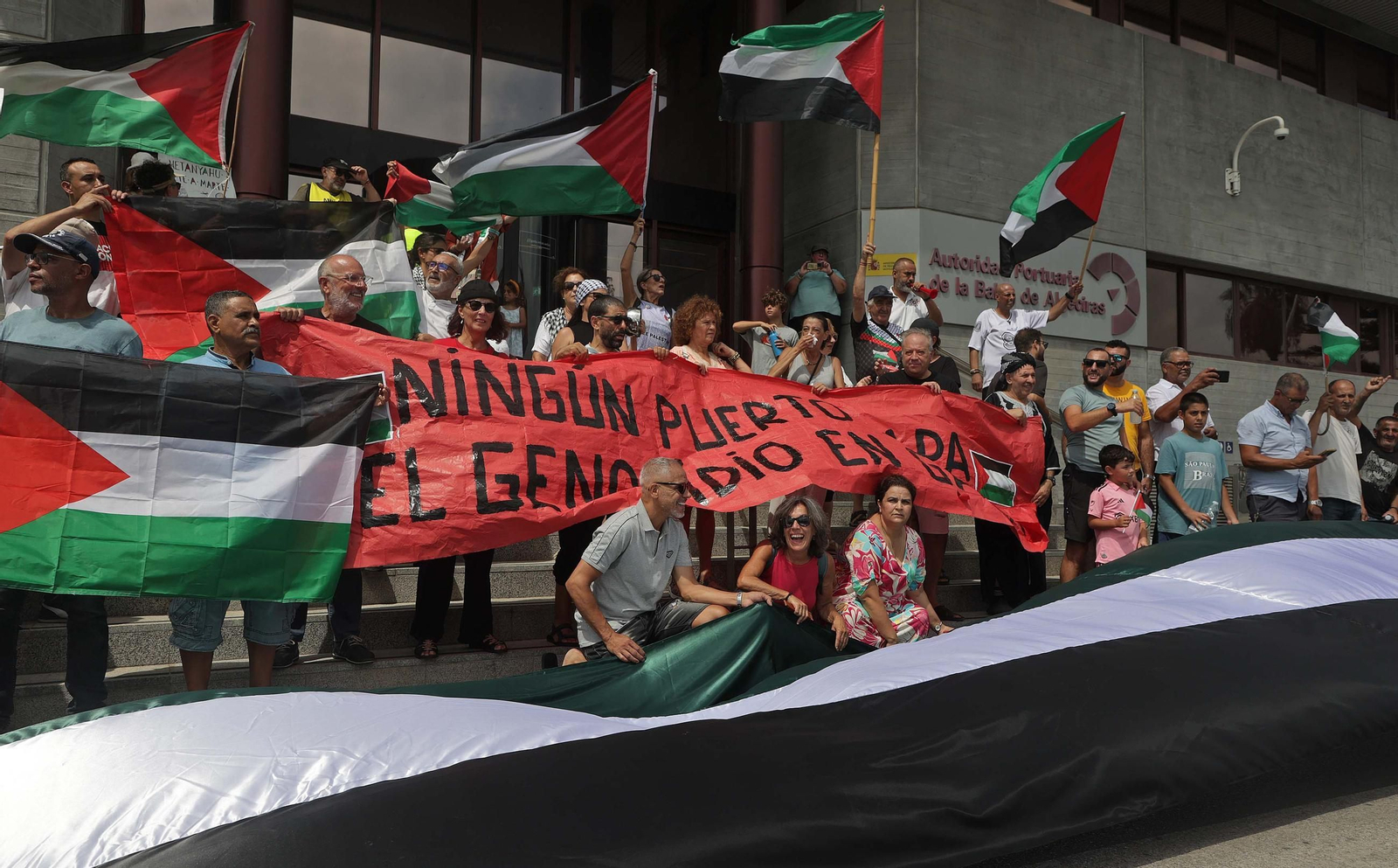 Fotos de la manifestación contra el uso del Puerto de Algeciras, para las operaciones de abastecimiento de Israel en la guerra con Gaza