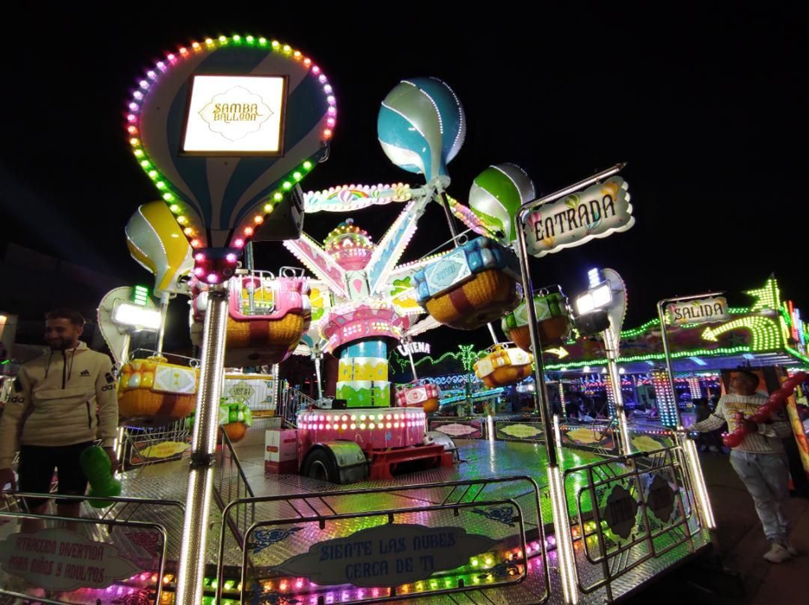 Los pequeños también disfrutan de la emoción mecánica de la feria con atracciones como Samba Balloon.