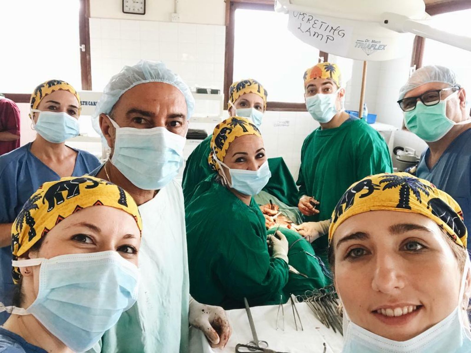 El cirujano Eduardo Perea (segundo por la derecha dcha.), junto al equipo con el que viajó a la misión de Tanzania.