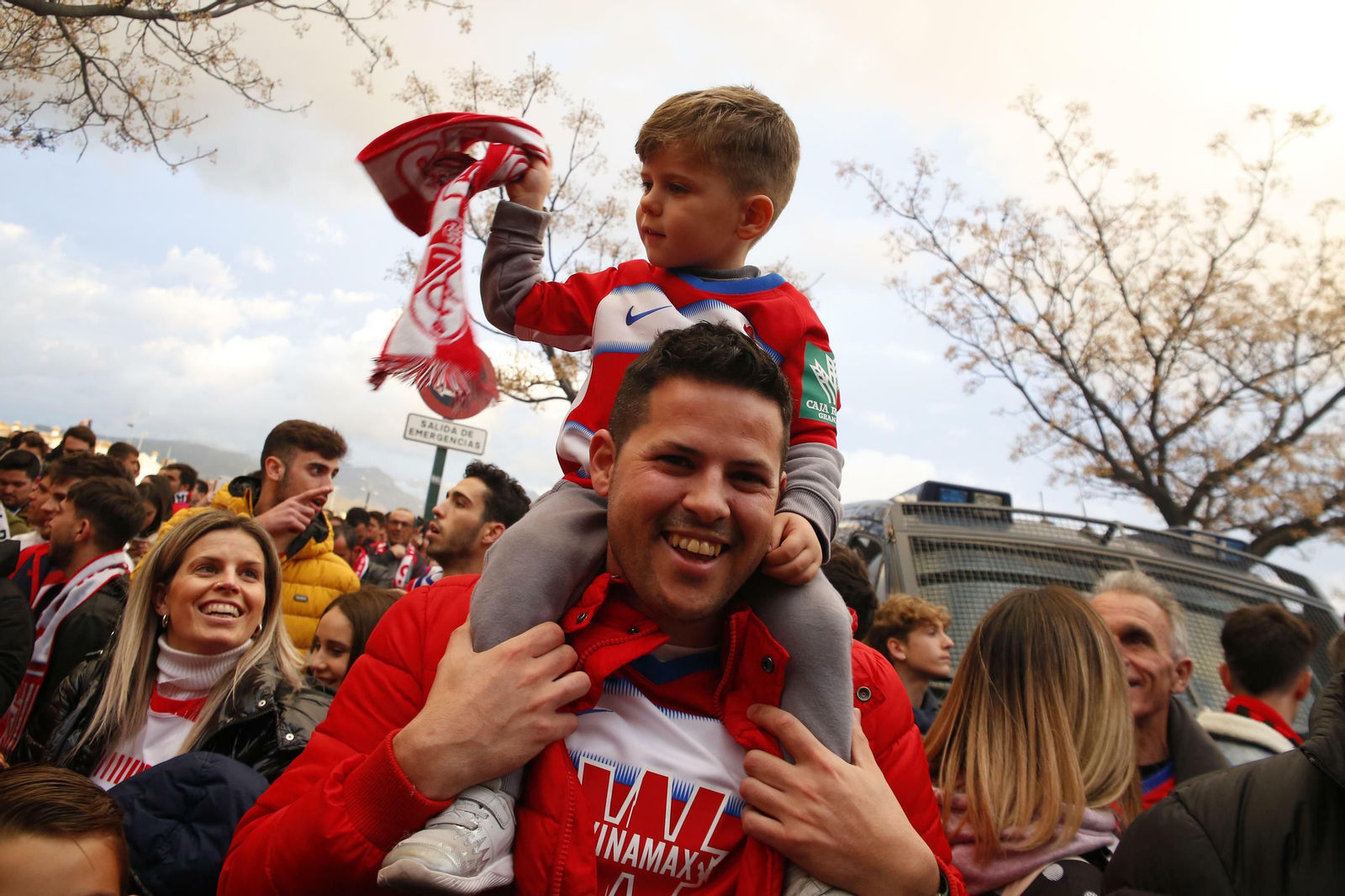 Apoteósico recibimiento a la plantilla del Granada