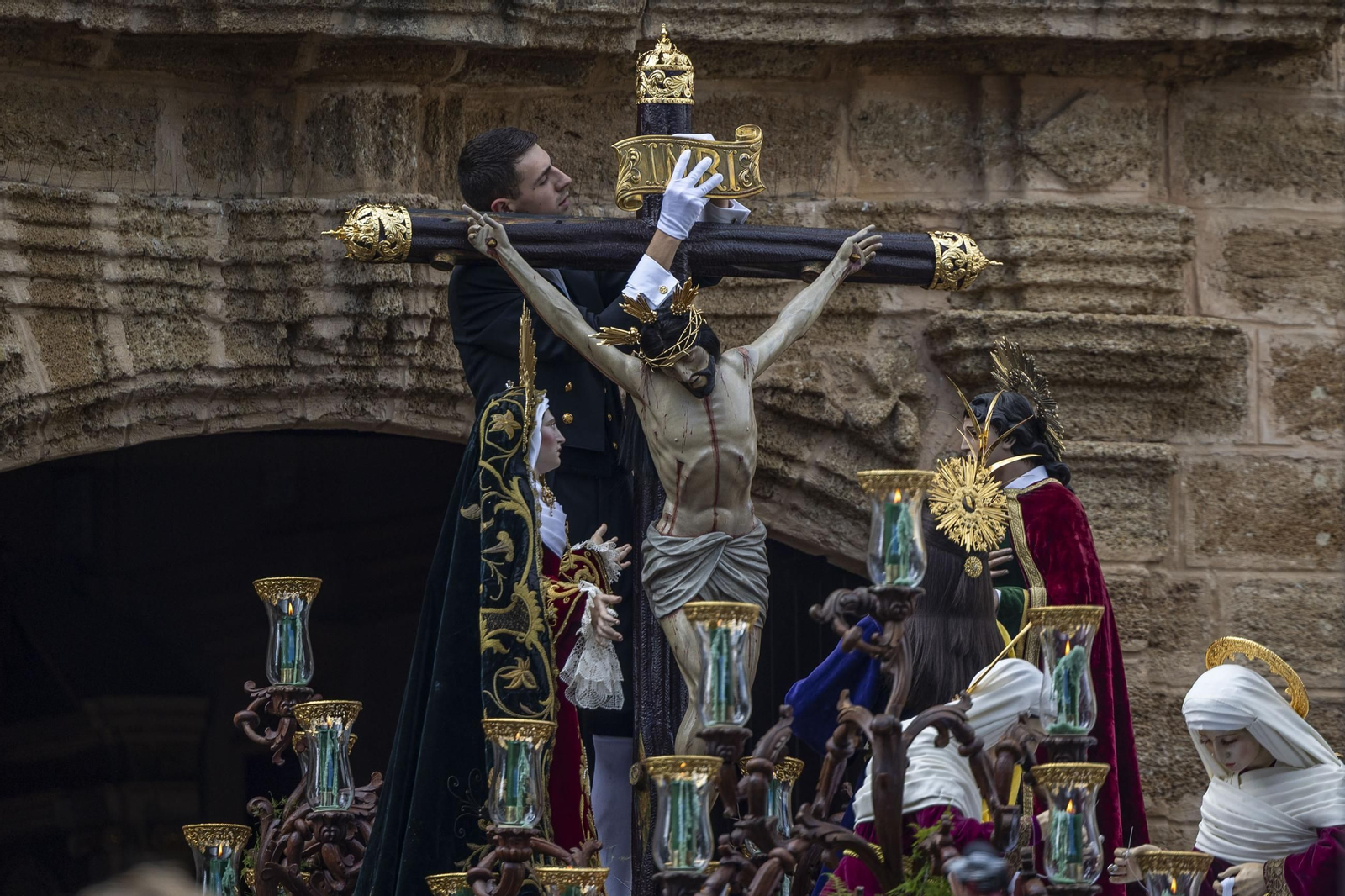 En imágenes, Vera Cruz también adelanta su salida y recorta su recorrido en el Miércoles Santo de la Semana Santa 2025 de San Fernando