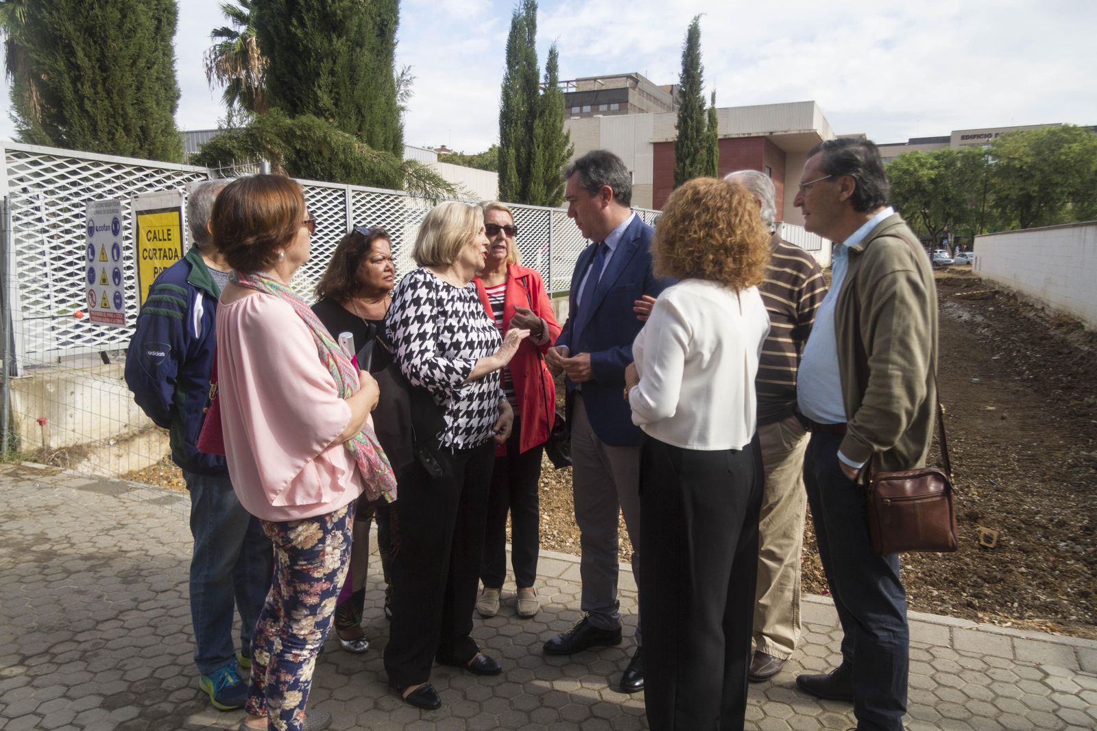 Visita de Espadas a una de las obras iniciadas en Sevilla Este, junto a varios representantes vecinales