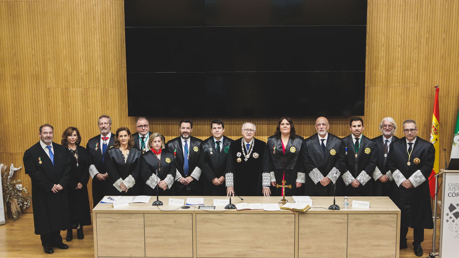 Las autoridades judiciales, profesionales e institucionales en la ceremonia de celebrada en la Ciudad de la Justicia de Córdoba