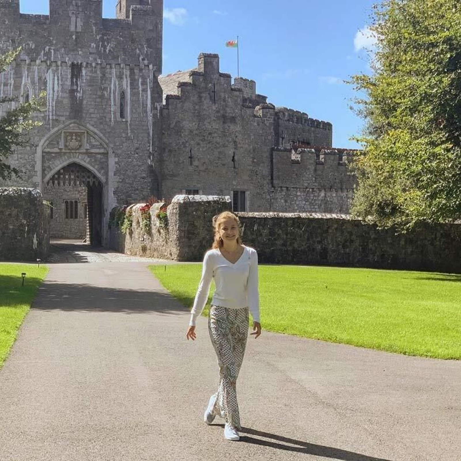 Isabel de Bélgica, con el 'Atlantic College' de fondo.