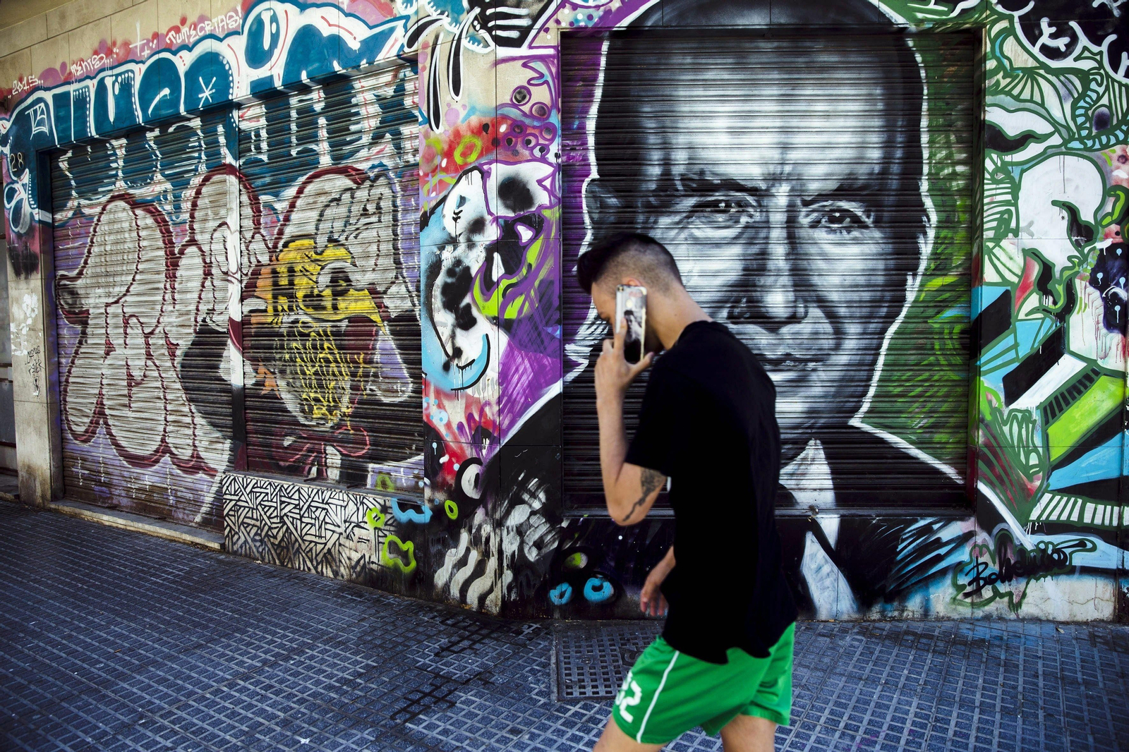 Un joven pasa delante de un grafiti en memoria de Chiquito de la Calzada. Un joven pasa delante de un grafiti en memoria de Chiquito de la Calzada.