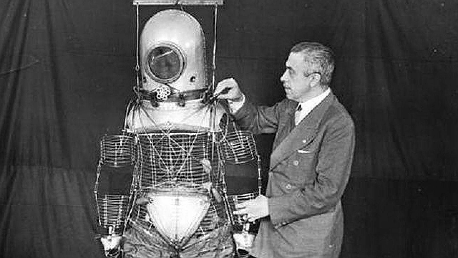 El granadino junto a su traje espacial.