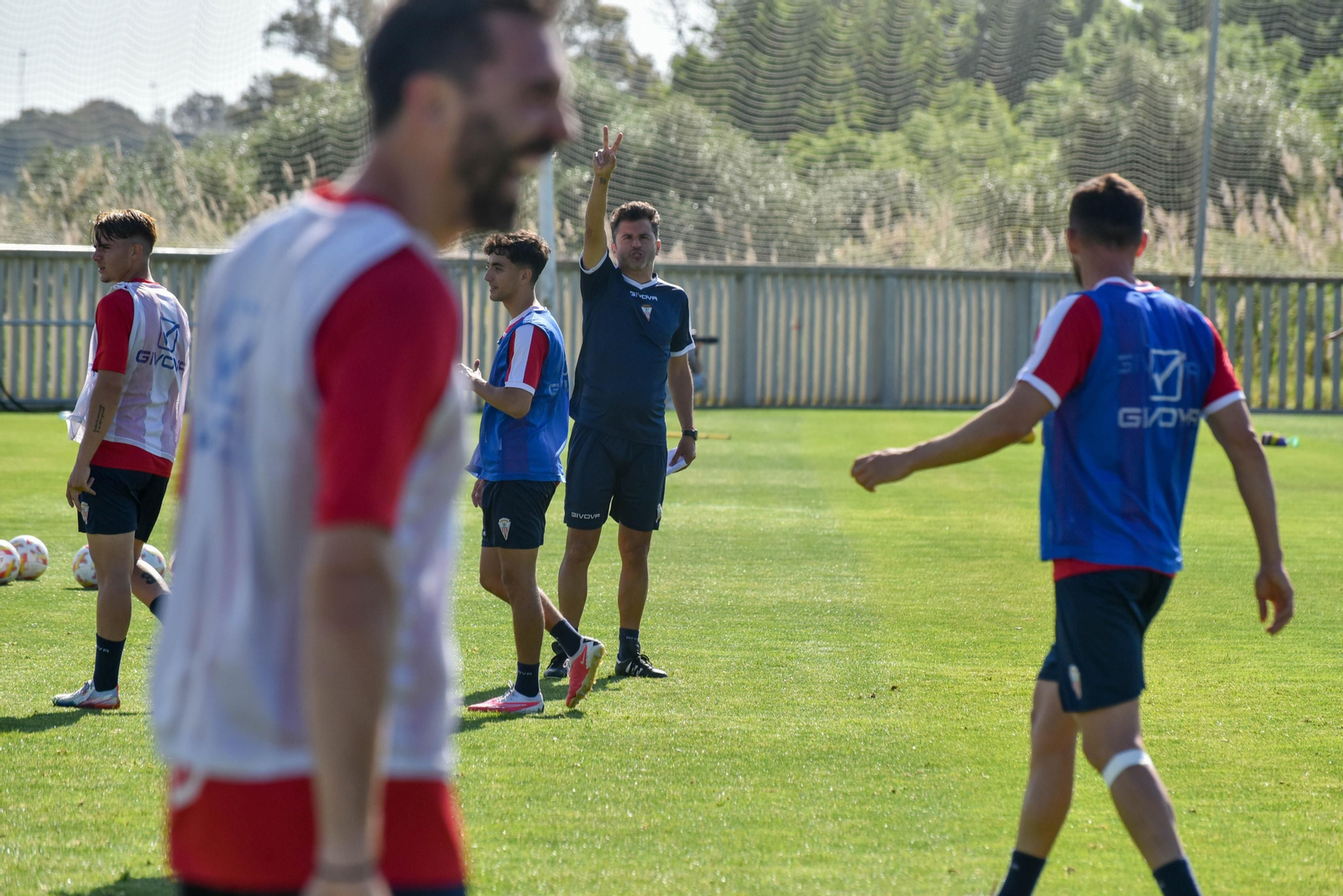 Ania hace señas durante un entrenamiento de esta semana.