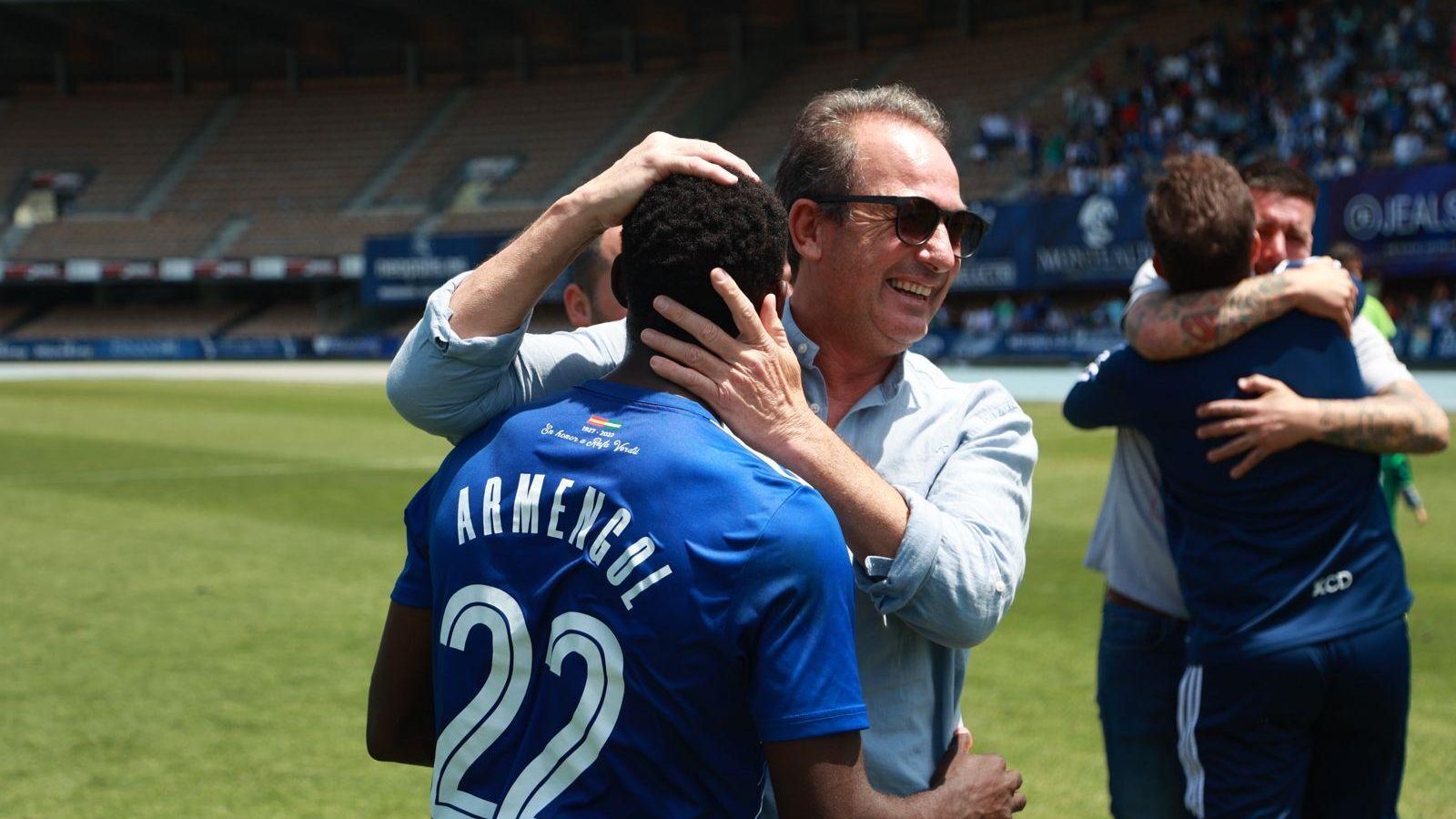 Miguel Ángel Rondán felicita a Armengol, una de sus apuestas sub-23. Miguel Ángel Rondán felicita a Armengol, una de sus apuestas sub-23.