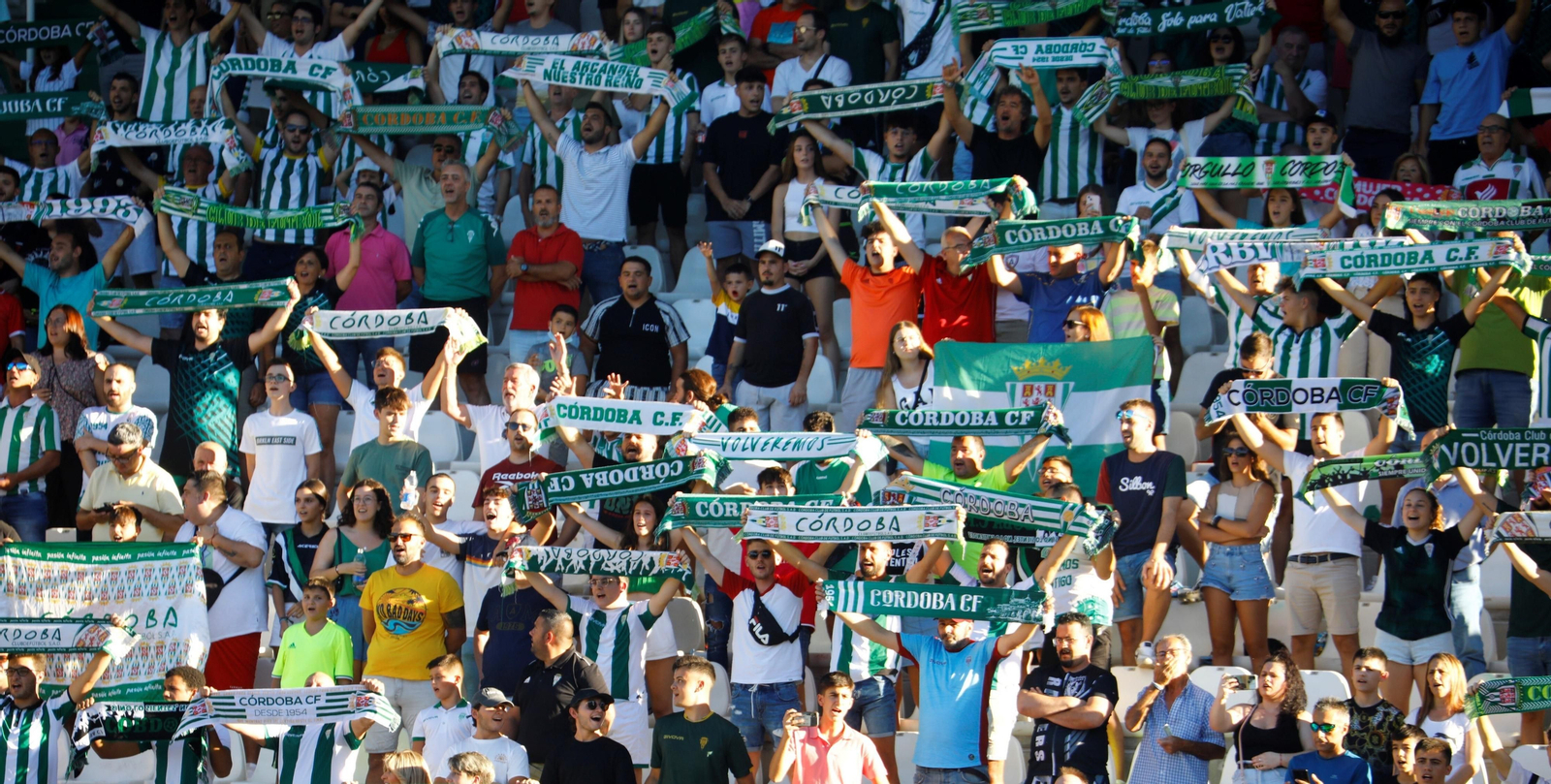 Aficionados del Córdoba CF en la grada de El Arcángel.