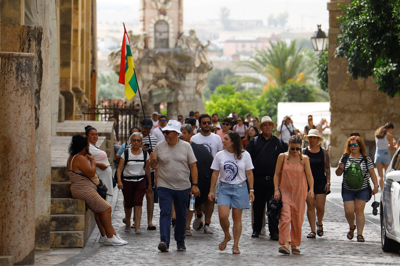 Un grupo de turistas camina junto a la Mezquita-Catedral.