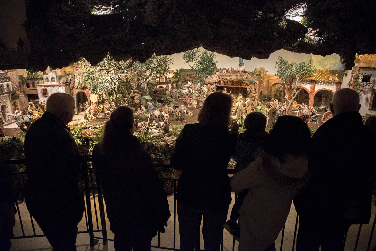Numerosas personas salieron ayer a la calle para disfrutar de los belenes.