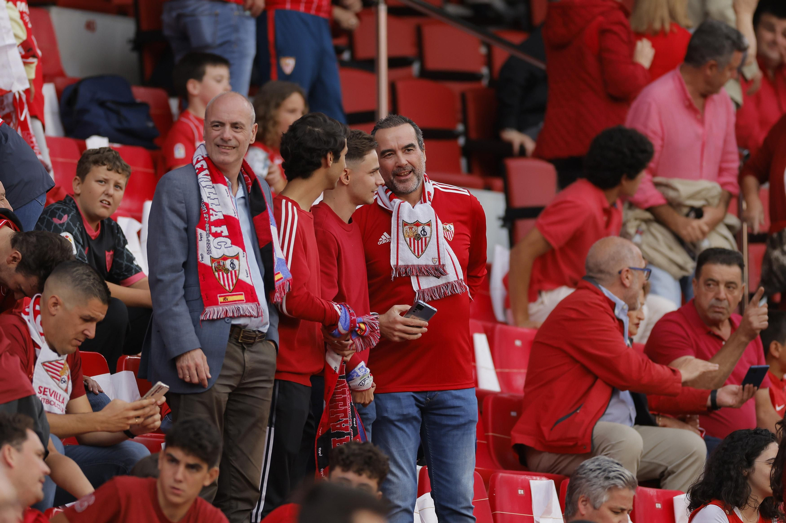 Búscate en las fotos del Sevilla-Juventus