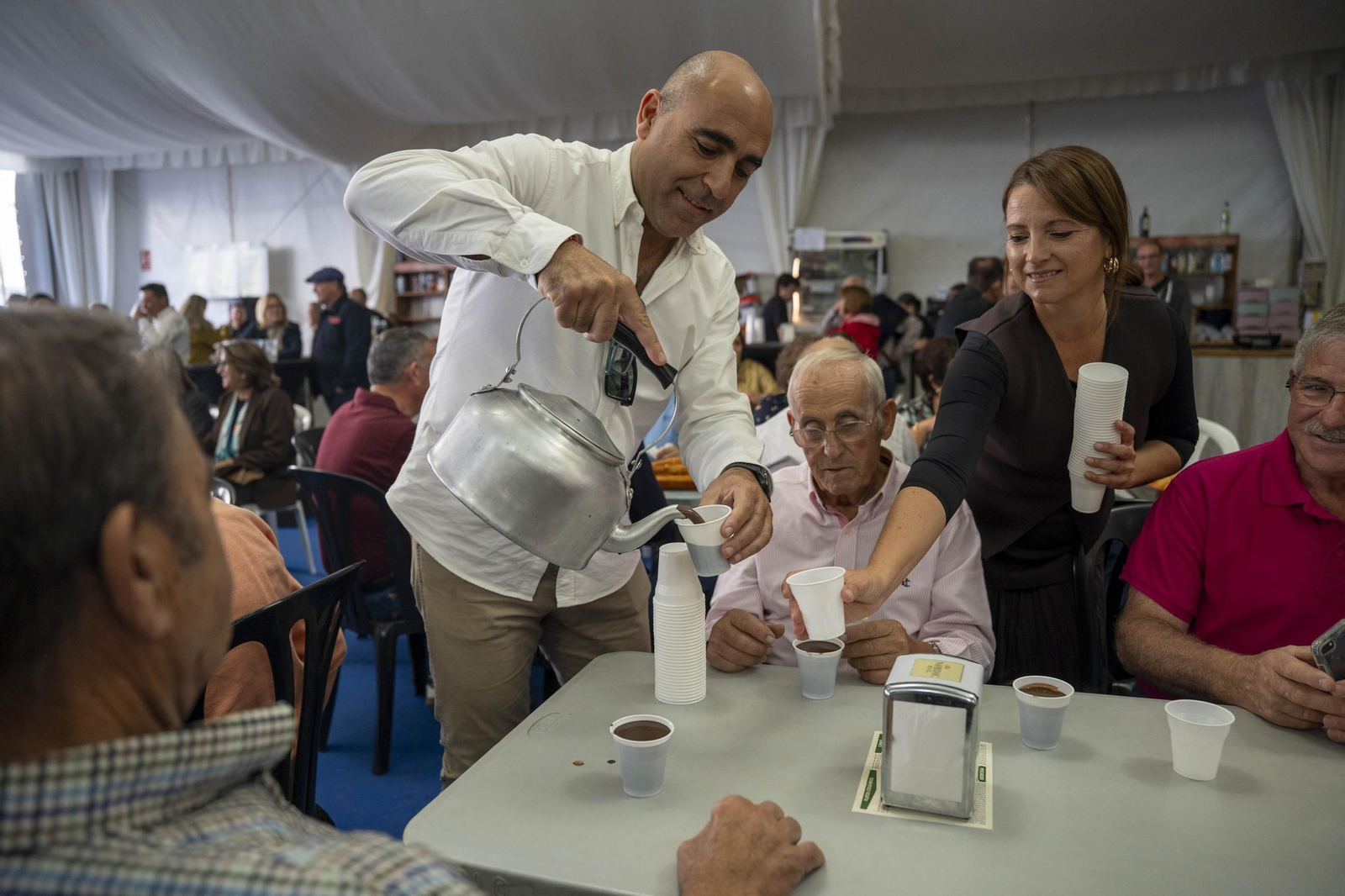 Las mejores imágenes de los churros con chocolate en la Feria de Albox