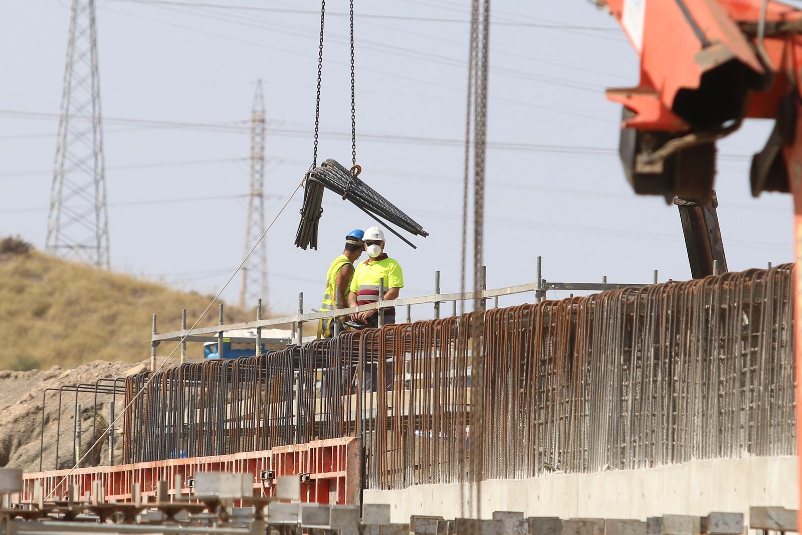 El subdelegado del Gobierno, visita las obras  del AVE, en el tramo Níjar-Los Arejos.