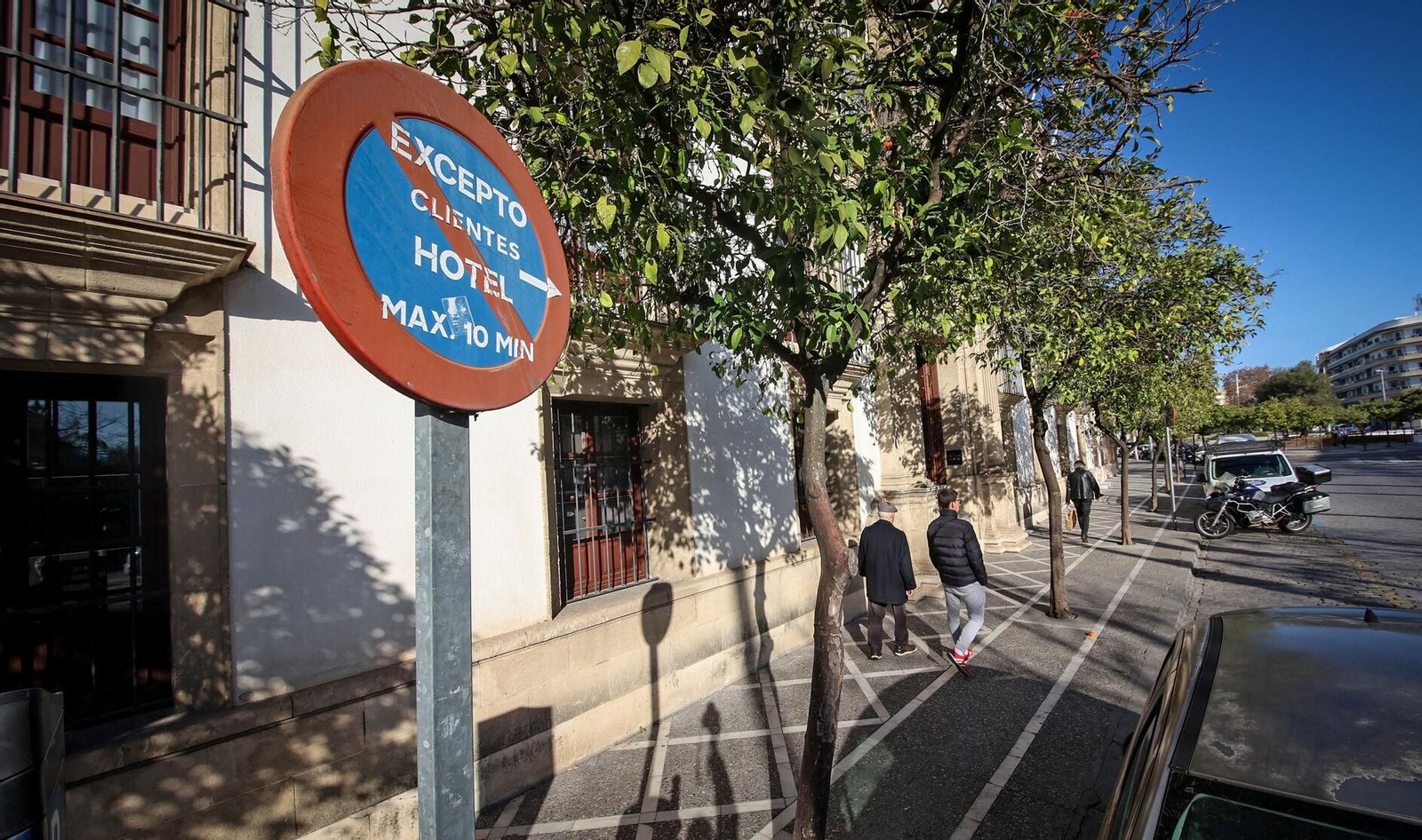 Señal del espacio reservado para los vehículos de los clientes de un hotel en la Alameda Cristina.
