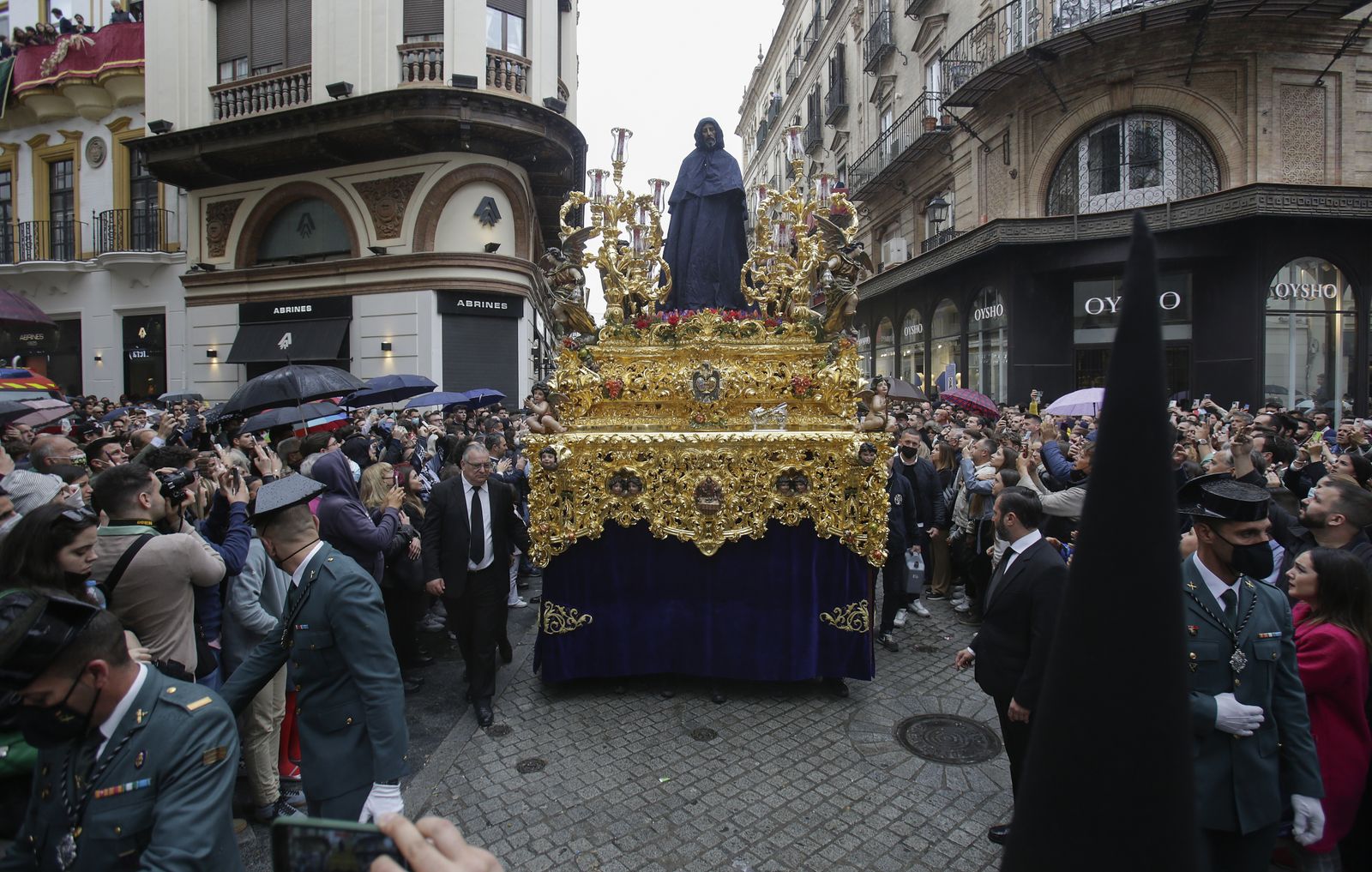 Cautivo con el capote impermeable