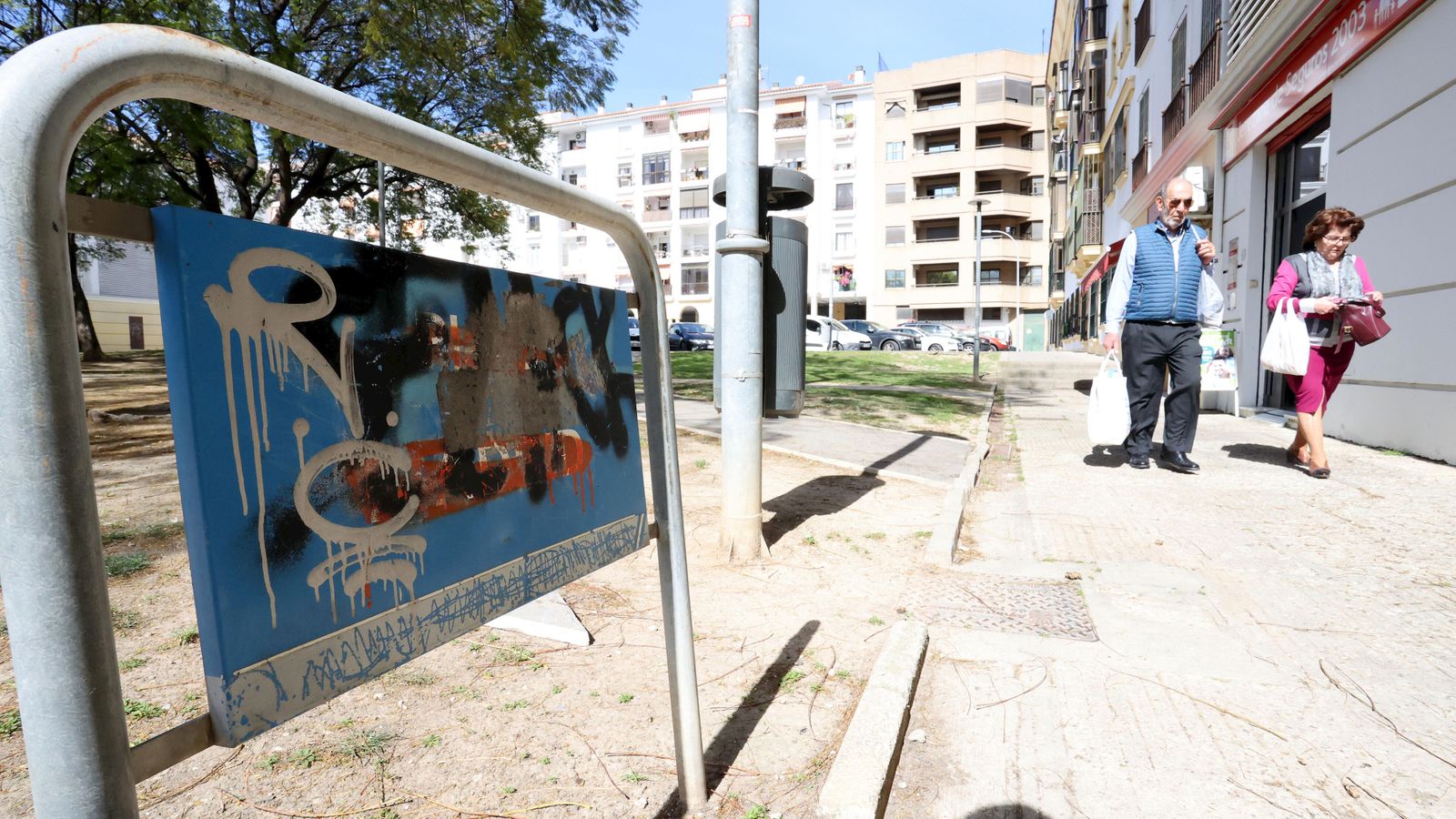 Vecinos de Plaza Madrid denuncian el estado de abandono de la zona.