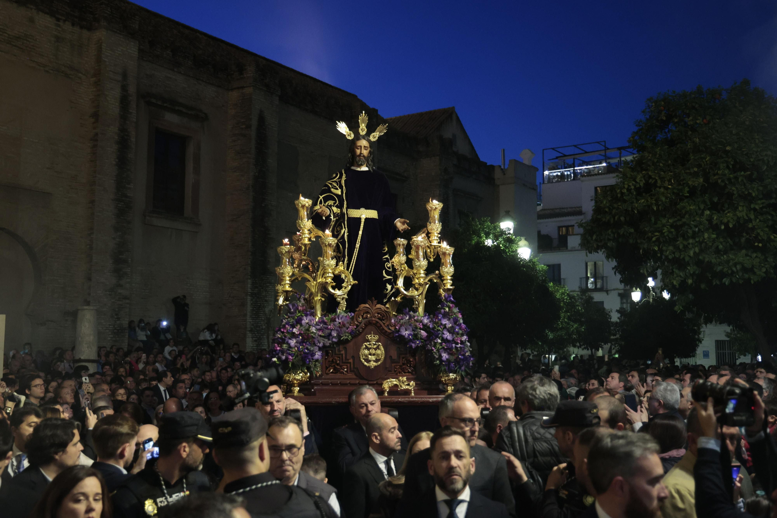 Las imágenes del viacrucis de las cofradías 2024