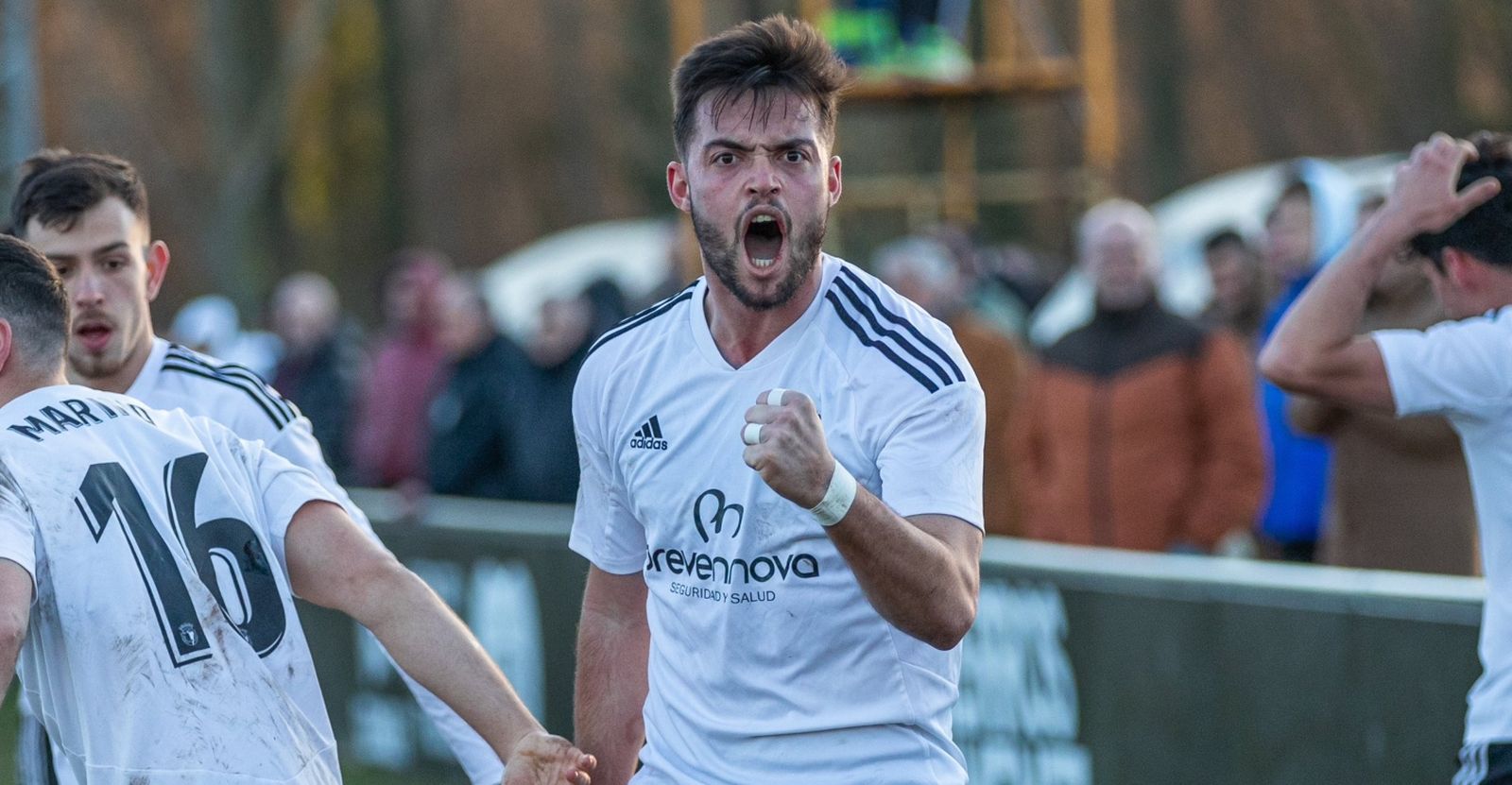 El almeriense celebra un tanto en su etapa en el Burgos.