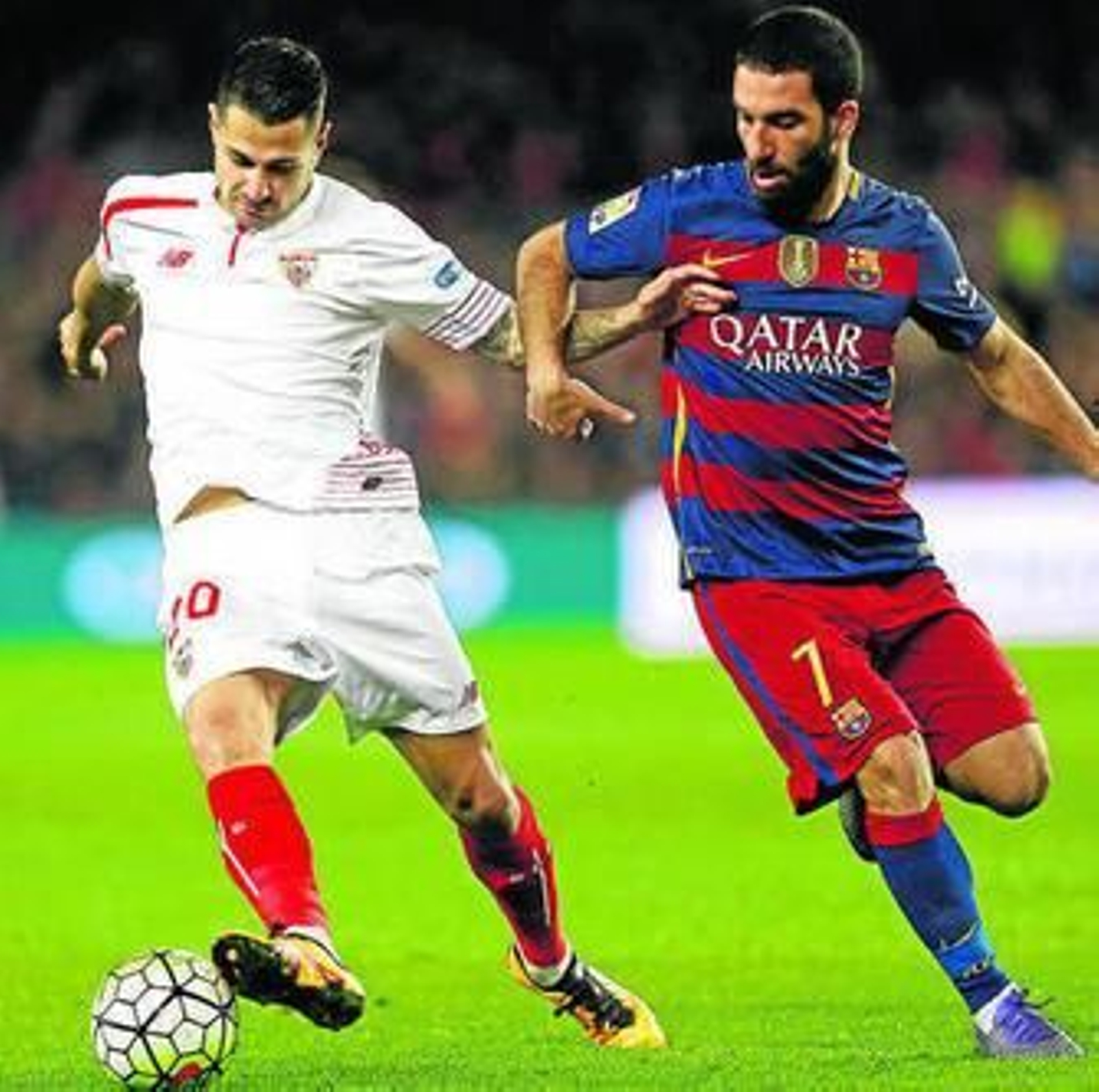 Vitolo conduce ante el azulgrana Arda Turan.