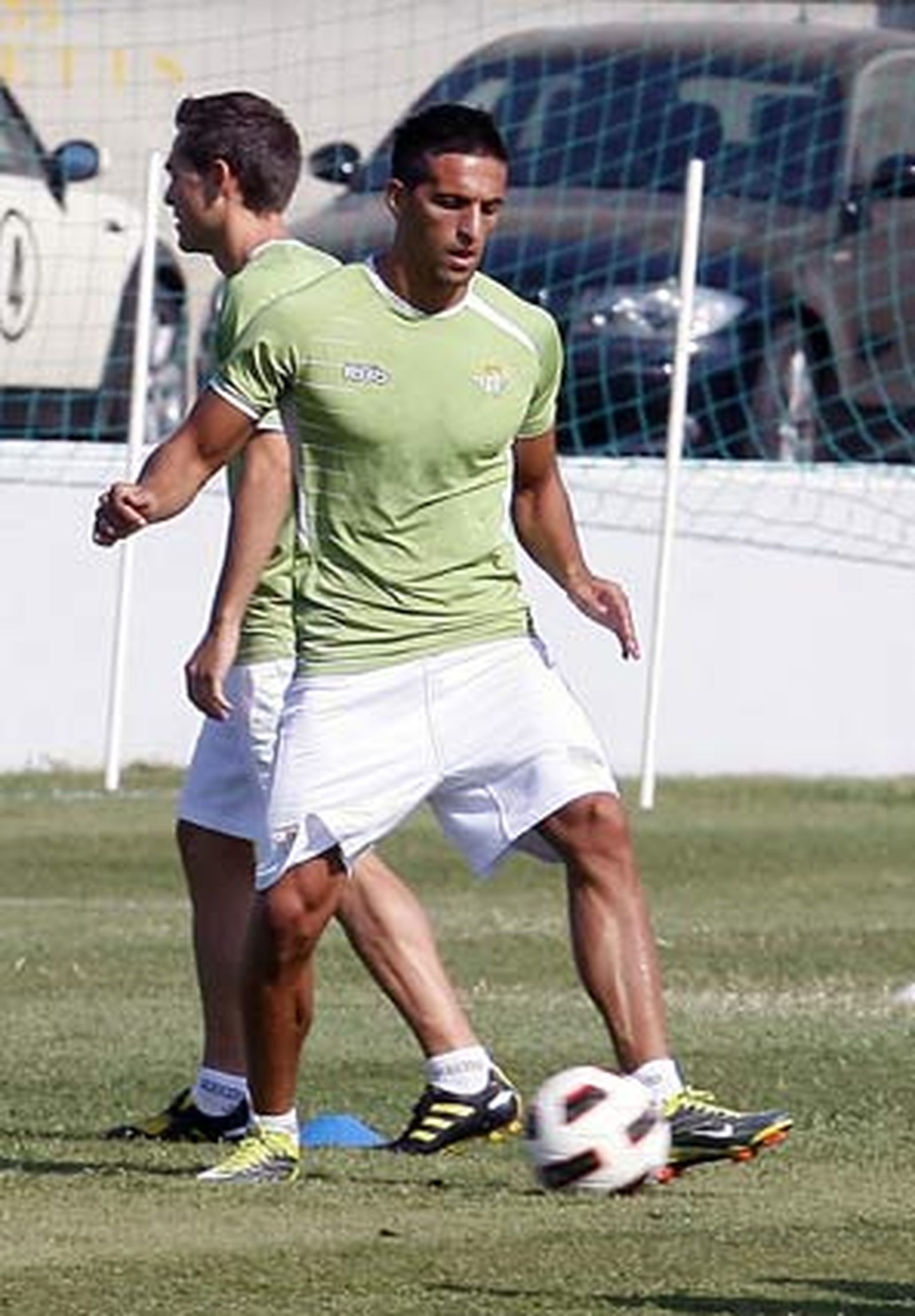 Miguel Lopes ejerce de bético y Ezequiel renueva por cuatro años