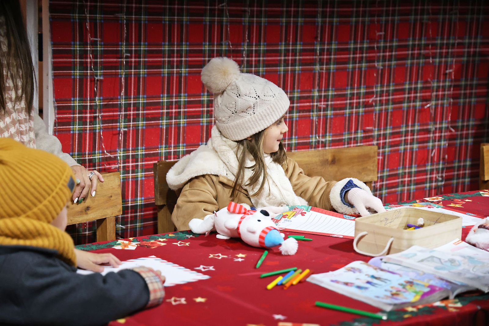 imagenes de los elfos y niños en la estafeta de correos de Huelva