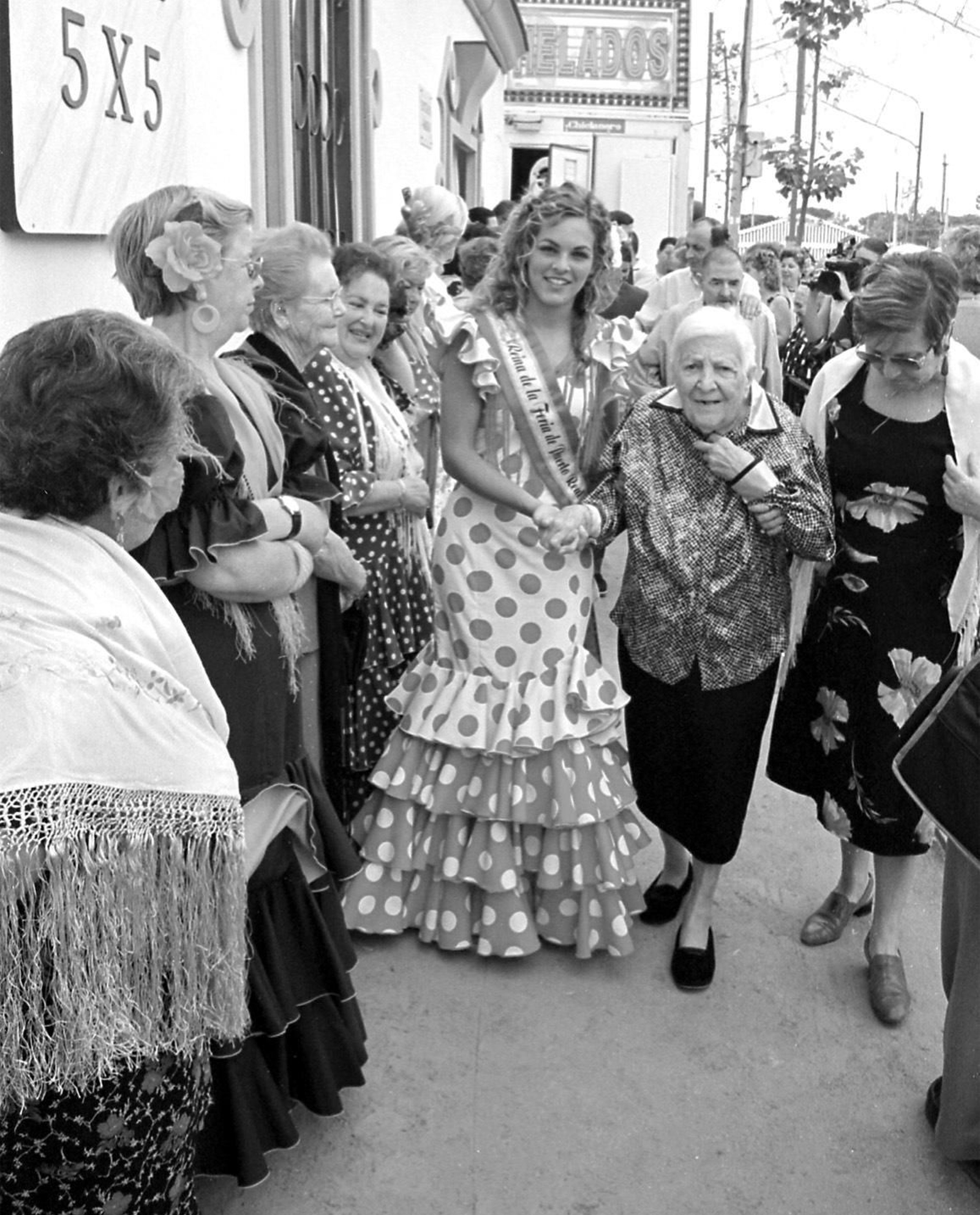 2002. La reina de la Feria, María Vías, con los mayores de Vedruna