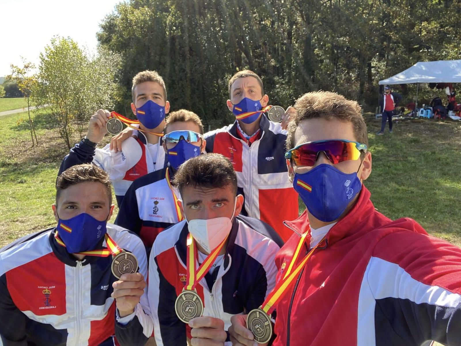 Un grupo de medallistas del Labradores muestras sus preseas.