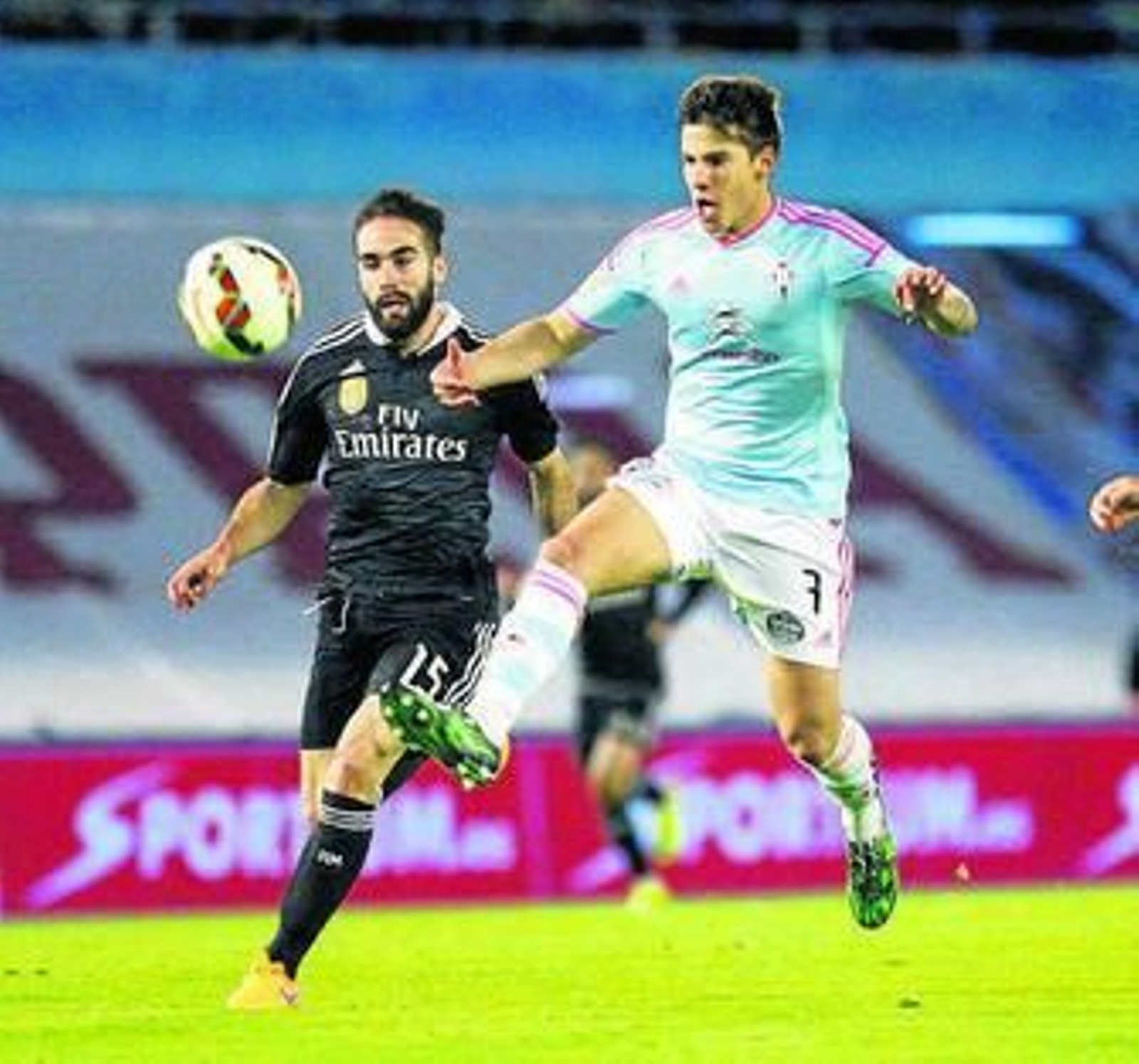 Santi Mina disputa un balón con el madridista Carvajal.